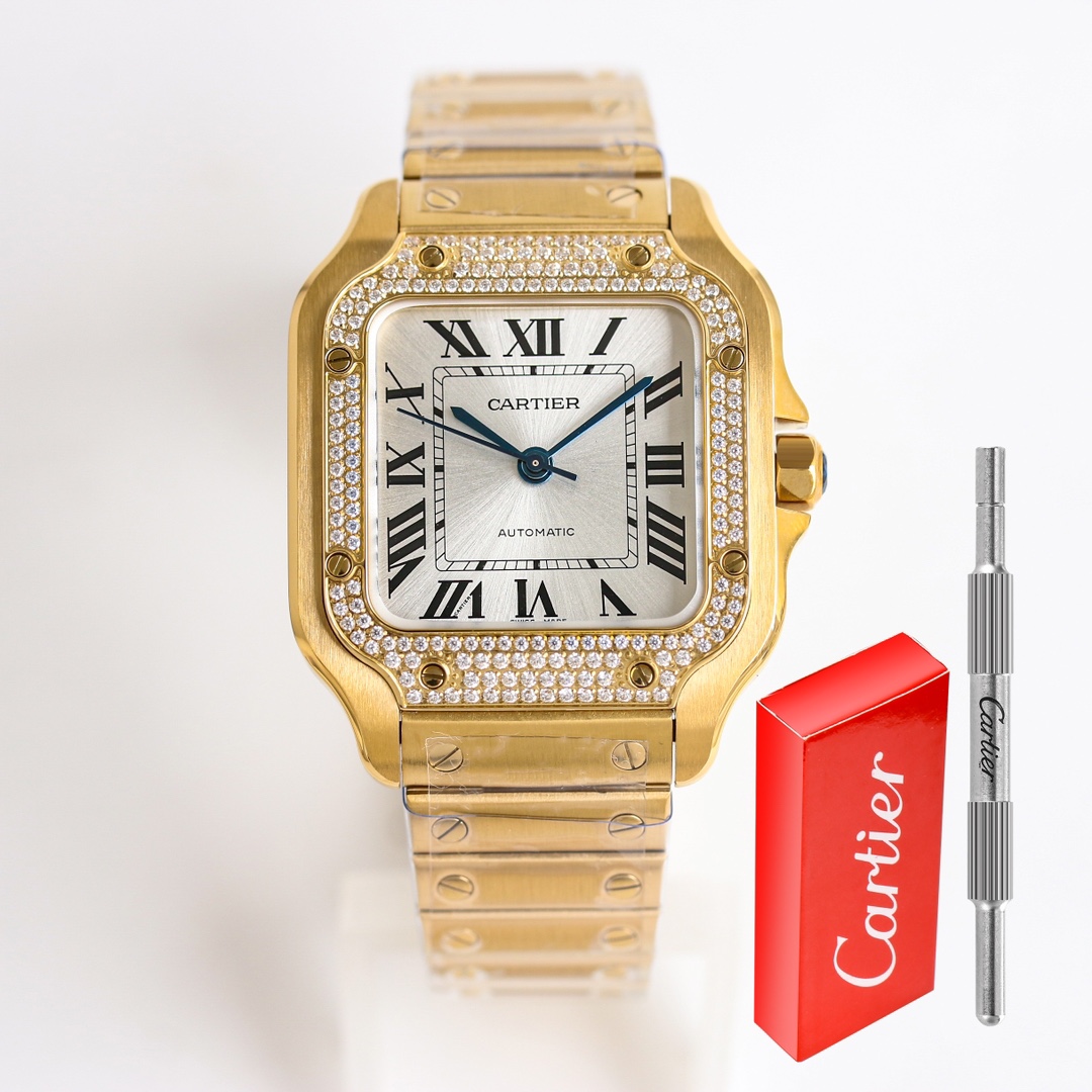 Cartier SANTOSCaractéristiques techniques :1 ⃣ ️ miroir : saphir miroir de montre dix fisheye verre électrique anti-fingerprint dix film transparent pour rendre la surface du verre plus clair.2 ⃣ ️ bracelet : bracelet en acier, bracelet en cuir de vachette italien technologie d'emballage de cuir de grain de tête et la ceinture cohérente originale ne sera pas ouvert la configuration de la colle de la dernière contre boucle double marché différent double longue queue dix boucle de sable.3⃣️case : acier, placage carbone ADLC4⃣️Crown : couronne en acier, sertie de pierres synthétiques pointues bleues multicut, les pierres deviendront rouges.5⃣️Dials : 9 plaques frontales pour hommes en option le ruban pour hommes est noir et bleu 5 plaques frontales pour femmes 5 couleurs de cuir6⃣️Size : 47.5X39.8X9.38MM Taille femme 35.1×43.5 épaisseur 9.17⃣️movement : machine importée 90158️⃣ configuration : attache rapide du grain de tête attache rapide de la sangle9️⃣Setting pierre : anneau platine bouche dix moissanite