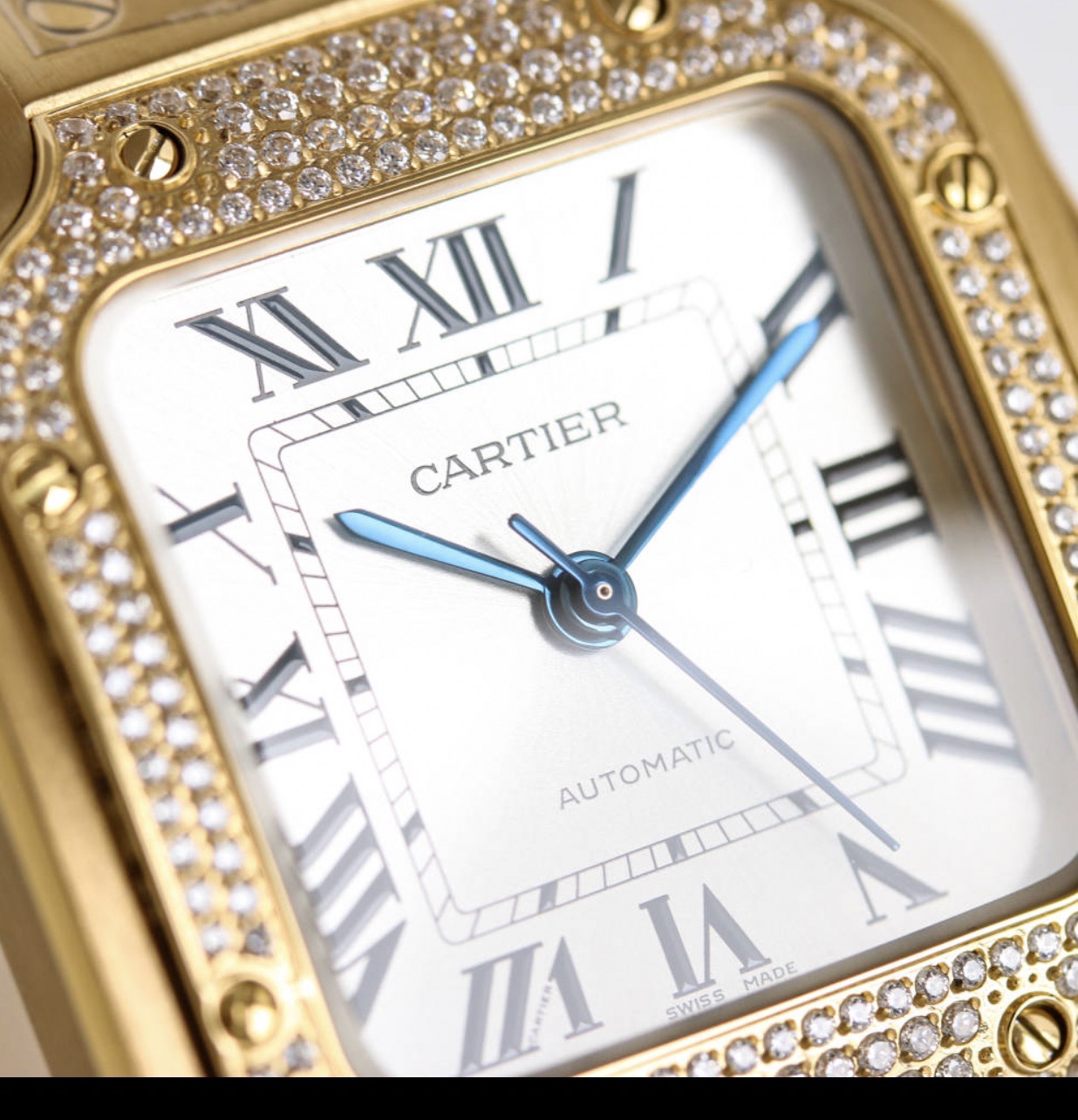 Cartier SANTOSCaractéristiques techniques :1 ⃣ ️ miroir : saphir miroir de montre dix fisheye verre électrique anti-fingerprint dix film transparent pour rendre la surface du verre plus clair.2 ⃣ ️ bracelet : bracelet en acier, bracelet en cuir de vachette italien technologie d'emballage de cuir de grain de tête et la ceinture cohérente originale ne sera pas ouvert la configuration de la colle de la dernière contre boucle double marché différent double longue queue dix boucle de sable.3⃣️case : acier, placage carbone ADLC4⃣️Crown : couronne en acier, sertie de pierres synthétiques pointues bleues multicut, les pierres deviendront rouges.5⃣️Dials : 9 plaques frontales pour hommes en option le ruban pour hommes est noir et bleu 5 plaques frontales pour femmes 5 couleurs de cuir6⃣️Size : 47.5X39.8X9.38MM Taille femme 35.1×43.5 épaisseur 9.17⃣️movement : machine importée 90158️⃣ configuration : attache rapide du grain de tête attache rapide de la sangle9️⃣Setting pierre : anneau platine bouche dix moissanite