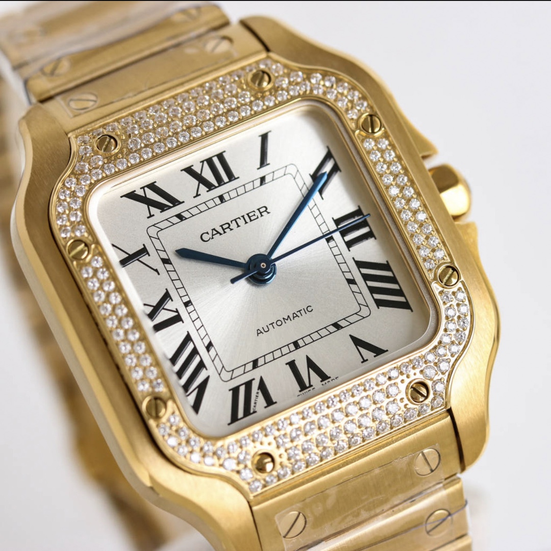 Cartier SANTOSCaractéristiques techniques :1 ⃣ ️ miroir : saphir miroir de montre dix fisheye verre électrique anti-fingerprint dix film transparent pour rendre la surface du verre plus clair.2 ⃣ ️ bracelet : bracelet en acier, bracelet en cuir de vachette italien technologie d'emballage de cuir de grain de tête et la ceinture cohérente originale ne sera pas ouvert la configuration de la colle de la dernière contre boucle double marché différent double longue queue dix boucle de sable.3⃣️case : acier, placage carbone ADLC4⃣️Crown : couronne en acier, sertie de pierres synthétiques pointues bleues multicut, les pierres deviendront rouges.5⃣️Dials : 9 plaques frontales pour hommes en option le ruban pour hommes est noir et bleu 5 plaques frontales pour femmes 5 couleurs de cuir6⃣️Size : 47.5X39.8X9.38MM Taille femme 35.1×43.5 épaisseur 9.17⃣️movement : machine importée 90158️⃣ configuration : attache rapide du grain de tête attache rapide de la sangle9️⃣Setting pierre : anneau platine bouche dix moissanite