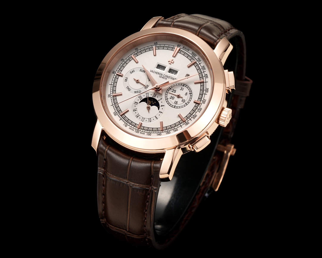 Vacheron Constantin Heritage Series 5000 T/000 P_B045 Calendário Perpétuo Relógio Multifunções1: Equipado com o mesmo movimento que o movimento autêntico, a roda de balanço é idêntica à autêntica, todas as funções podem ser usadas normalmente2: Os quatro cantos da curvatura da caixa para melhorar a curvatura da cor do mostrador mais adequada para os 12 índices polidos mais delicados em geral mais perto do contador!3: Com couro de vaca italiano para deixar o pulso mais confortável e confortável!A fábrica TW produziu Vacheron Constantin! A fábrica TW produz o Vacheron Constantin . A coleção Denton's Heritage é uma mistura do ADN mais singular da Vacheron Constantin. O ADN único de Denton é um símbolo da elegância máxima da Vacheron Constantin, reflectindo plenamente as mais puras tradições da alta relojoaria! Adequado para uma variedade de ocasiões de negócios simples convergência requintado não perder a elegância! -Sacos de réplica de alta qualidade