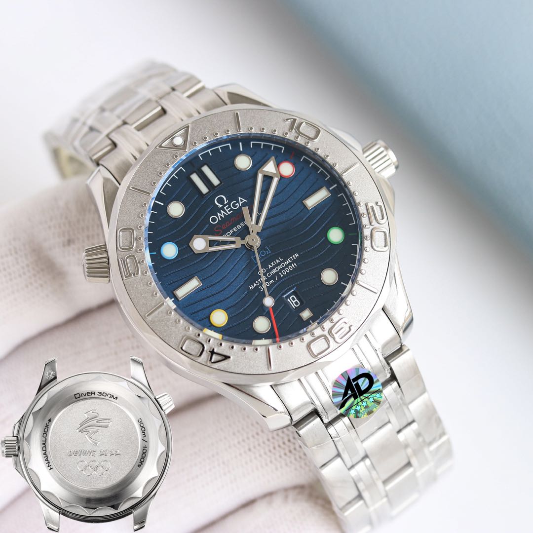 Montre de plongée OMEGA SEAMASTER 42 mm avec boîtier en acier brossé et finition partiellement polie Lunette en céramique noire avec échelle de plongée émaillée en blanc Echelle du cercle des mots résistante à l'usure Lunette compte à rebours unidirectionnelle anti-horaire Verre saphir bombé avec revêtement antireflet Guichet de calendrier à 6 heures Aiguilles squelettées et index en relief rhodiés et revêtus d'un revêtement luminescent Super-LumiNova Aiguille des minutes luminescente bleue et verte Affichage luminescent vert avec points luminescents verts sur la lunette pour la plongée Compte à rebours de l'oxygène Multi-étanche Couronne vissée Aiguilles squelettées et index en relief rhodiés et revêtus de Super-LumiNova Aiguille des minutes luminescente bleue et verte Affichage luminescent vert avec points luminescents verts sur la lunette pour le décompte de l'oxygène en plongée Etanchéité multiple Couronne vissée Design ondulé Fond transparent Le mouvement est clairement visible Le nouveau mouvement mécanique importé réplique du calibre 8800 Les bracelets en acier et en caoutchouc naturel (durables) peuvent être facilement remplacés pour passer d'un style de port à l'autre Diamètre de la montre 42 mm Taille réelle