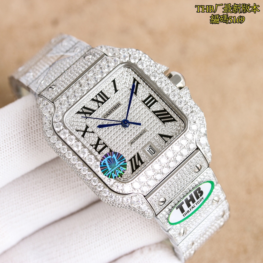 P5700 THB produzido ONE FactoyTHB último avanço réplica perfeita restauração da versão de diamante-set de luxo Cartier ao extremo Cada diamante está brilhando com ele esta noite você brilhar o mais brilhante Cartier Santos cheio de estrelas edição especial choque veio! Usando a mais avançada tecnologia de mosaico de alta tecnologia, toda a mesa de diamantes 4555 diamantes trezentos e sessenta graus sem ângulo morto brilhando de longe a pulseira de pedras preciosas mais incrustada é o uso da tecnologia de incrustação infinita para fazer toda a mesa parecer muito impressionante, a fim de alcançar o efeito de incrustação infinita através de inúmeras tentativas de manter a espessura da pulseira original ao mesmo tempo, mas também para garantir que o efeito de incrustação perfeito; 1, o tamanho do material de aço inoxidável 904 importado de 40 mm usando o 2, ponteiros em aço de disparo artesanal suíço, equipados com película branca translúcida de vidro azul/antirreflexo/anti-linhas de mão 3, equipados com a prática da família Cartier, duas invenções da mais recente tecnologia "SmartLink", dispositivo de ajuste rápido da bracelete e "QuickSwitch". Dispositivo de substituição rápida da bracelete "QuickSwitch", uma bracelete de libertação rápida para usar a bracelete muito próxima da mão, confortável! Permite-lhe completar a remoção da correia com as mãos nuas todos os acessórios (aço polido pino azul superfície banhada a prata vidro de safira espinélio) todas as especificações podem ser originais luxo intercambiável não pode ser totalmente resumido mais é honroso + deslumbrante absolutamente brilhante e brilhante 💍 THB excelência de produção bem-vindo ao gosto 💍! Reconhecimento THB relógio ⌚️ código 5169-alta imitação fábrica