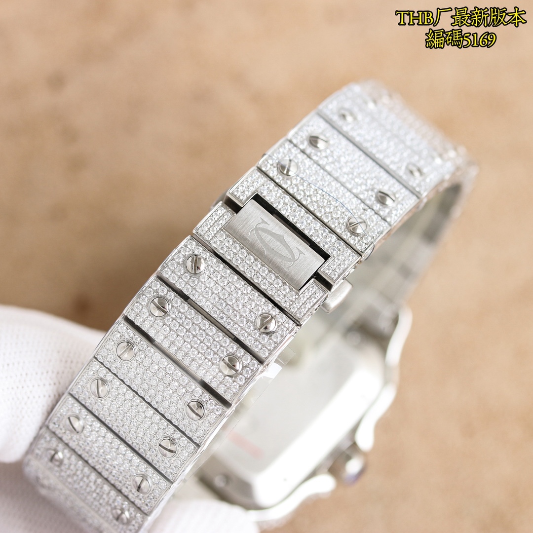 P5700 THB produzido ONE FactoyTHB último avanço réplica perfeita restauração da versão de diamante-set de luxo Cartier ao extremo Cada diamante está brilhando com ele esta noite você brilhar o mais brilhante Cartier Santos cheio de estrelas edição especial choque veio! Usando a mais avançada tecnologia de mosaico de alta tecnologia, toda a mesa de diamantes 4555 diamantes trezentos e sessenta graus sem ângulo morto brilhando de longe a pulseira de pedras preciosas mais incrustada é o uso da tecnologia de incrustação infinita para fazer toda a mesa parecer muito impressionante, a fim de alcançar o efeito de incrustação infinita através de inúmeras tentativas de manter a espessura da pulseira original ao mesmo tempo, mas também para garantir que o efeito de incrustação perfeito; 1, o tamanho do material de aço inoxidável 904 importado de 40 mm usando o 2, ponteiros em aço de disparo artesanal suíço, equipados com película branca translúcida de vidro azul/antirreflexo/anti-linhas de mão 3, equipados com a prática da família Cartier, duas invenções da mais recente tecnologia "SmartLink", dispositivo de ajuste rápido da bracelete e "QuickSwitch". Dispositivo de substituição rápida da bracelete "QuickSwitch", uma bracelete de libertação rápida para usar a bracelete muito próxima da mão, confortável! Permite-lhe completar a remoção da correia com as mãos nuas todos os acessórios (aço polido pino azul superfície banhada a prata vidro de safira espinélio) todas as especificações podem ser originais luxo intercambiável não pode ser totalmente resumido mais é honroso + deslumbrante absolutamente brilhante e brilhante 💍 THB excelência de produção bem-vindo ao gosto 💍! Reconhecimento THB relógio ⌚️ código 5169-alta imitação fábrica