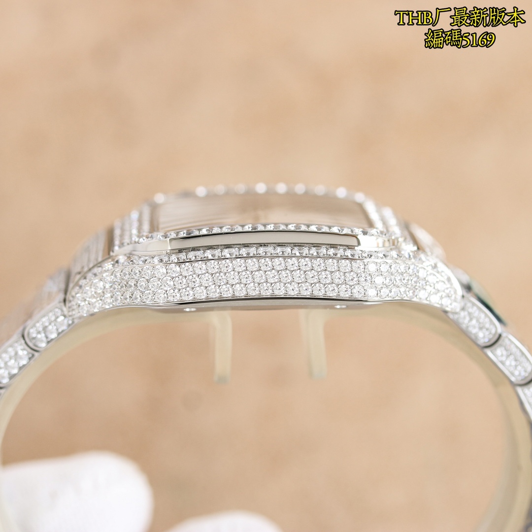 P5700 Factoy ONE de THB.El último avance de THB es la réplica perfecta del Cartier con incrustaciones de diamantes, el más lujoso, con cada diamante brillando, usted brillará más esta noche.El Cartier Santos Starry Night Edición Especial ya está aquí. Utilizando la más avanzada tecnología de mosaico de alta tecnología de toda la tabla de mano-set 4555 diamantes trescientos sesenta grados sin ángulo muerto brillando con mucho la correa de piedras preciosas más incrustaciones es el uso de proceso de incrustación sin bordes para hacer toda la tabla se ve muy impresionante con el fin de lograr el efecto de incrustación sin bordes a través de innumerables intentos para mantener el grosor de la correa original, al mismo tiempo, sino también para garantizar que el efecto de incrustación perfecta;¡1、Importado 904 material de acero inoxidable tamaño de 40 mm utilizando el exclusivo ultra-delgado calibre importado 9015 tiempo de funcionamiento estable!2, artesanía suiza manos de acero de cocción equipado con cristal azul para aumentar la transparencia de la película blanca / anti-reflejo / anti-manos huellas¡3, equipado con la familia Cartier práctica dos invenciones de la última tecnología "SmartLink" pulsera de liberación rápida dispositivo de ajuste y "QuickSwitch" correa de reemplazo rápido dispositivo, una correa de liberación rápida para llevar la correa está muy cerca de la mano cómoda! ¡Le permiten completar la eliminación de la correa con las manos desnudas todos los accesorios (acero bruñido pasador azul plateado superficie de cristal de zafiro espinela) todas las especificaciones pueden ser originales intercambiables de lujo no se puede resumir completamente más es honorable + deslumbrante brillo absoluto 💍 THB excelencia en la producción bienvenidos a probar 💍! Reconocer los relojes THB ⌚️ código 5169