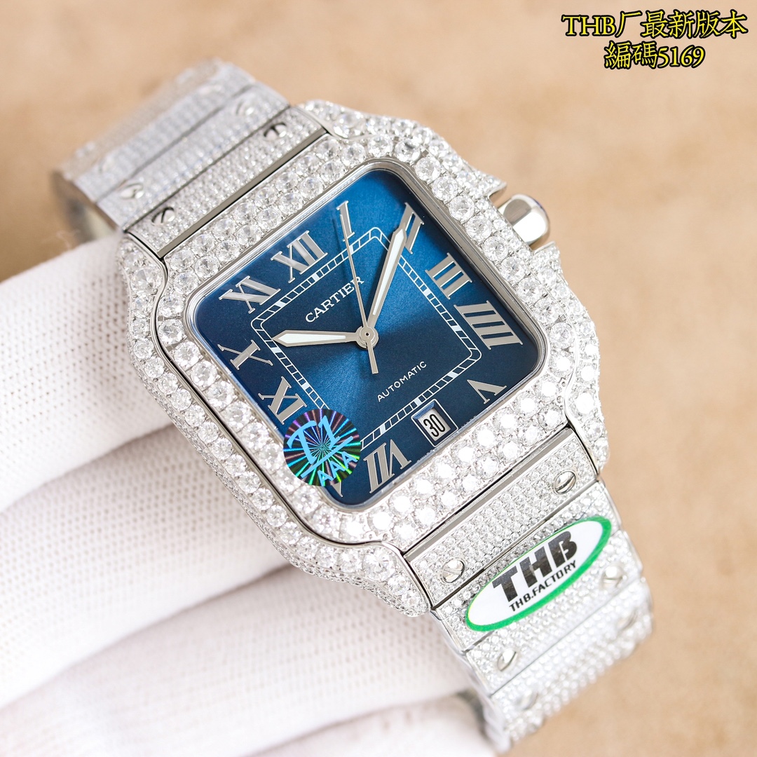 P5700 THB produzido ONE FactoyTHB último avanço réplica perfeita restauração da versão de diamante-set de luxo Cartier ao extremo Cada diamante está brilhando com ele esta noite você brilhar o mais brilhante Cartier Santos cheio de estrelas edição especial choque veio! Usando a mais avançada tecnologia de mosaico de alta tecnologia, toda a mesa de diamantes 4555 diamantes trezentos e sessenta graus sem ângulo morto brilhando de longe a pulseira de pedras preciosas mais incrustada é o uso da tecnologia de incrustação infinita para fazer toda a mesa parecer muito impressionante, a fim de alcançar o efeito de incrustação infinita através de inúmeras tentativas de manter a espessura da pulseira original ao mesmo tempo, mas também para garantir que o efeito de incrustação perfeito; 1, o tamanho do material de aço inoxidável 904 importado de 40 mm usando o 2, ponteiros em aço de disparo artesanal suíço, equipados com película branca translúcida de vidro azul/antirreflexo/anti-linhas de mão 3, equipados com a prática da família Cartier, duas invenções da mais recente tecnologia "SmartLink", dispositivo de ajuste rápido da bracelete e "QuickSwitch". Dispositivo de substituição rápida da bracelete "QuickSwitch", uma bracelete de libertação rápida para usar a bracelete muito próxima da mão, confortável! Permite-lhe completar a remoção da correia com as mãos nuas todos os acessórios (aço polido pino azul superfície banhada a prata vidro de safira espinélio) todas as especificações podem ser originais luxo intercambiável não pode ser totalmente resumido mais é honroso + deslumbrante absolutamente brilhante e brilhante 💍 THB excelência de produção bem-vindo ao gosto 💍! Reconhecimento THB relógio ⌚️ código 5169-alta imitação fábrica