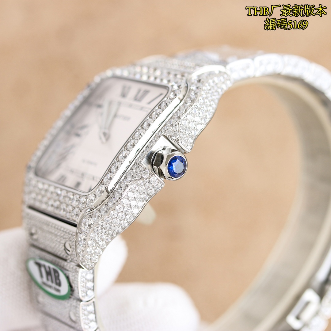 P5700 Factoy ONE de THB.El último avance de THB es la réplica perfecta del Cartier con incrustaciones de diamantes, el más lujoso, con cada diamante brillando, usted brillará más esta noche.El Cartier Santos Starry Night Edición Especial ya está aquí. Utilizando la más avanzada tecnología de mosaico de alta tecnología de toda la tabla de mano-set 4555 diamantes trescientos sesenta grados sin ángulo muerto brillando con mucho la correa de piedras preciosas más incrustaciones es el uso de proceso de incrustación sin bordes para hacer toda la tabla se ve muy impresionante con el fin de lograr el efecto de incrustación sin bordes a través de innumerables intentos para mantener el grosor de la correa original, al mismo tiempo, sino también para garantizar que el efecto de incrustación perfecta;¡1、Importado 904 material de acero inoxidable tamaño de 40 mm utilizando el exclusivo ultra-delgado calibre importado 9015 tiempo de funcionamiento estable!2, artesanía suiza manos de acero de cocción equipado con cristal azul para aumentar la transparencia de la película blanca / anti-reflejo / anti-manos huellas¡3, equipado con la familia Cartier práctica dos invenciones de la última tecnología "SmartLink" pulsera de liberación rápida dispositivo de ajuste y "QuickSwitch" correa de reemplazo rápido dispositivo, una correa de liberación rápida para llevar la correa está muy cerca de la mano cómoda! ¡Le permiten completar la eliminación de la correa con las manos desnudas todos los accesorios (acero bruñido pasador azul plateado superficie de cristal de zafiro espinela) todas las especificaciones pueden ser originales intercambiables de lujo no se puede resumir completamente más es honorable + deslumbrante brillo absoluto 💍 THB excelencia en la producción bienvenidos a probar 💍! Reconocer los relojes THB ⌚️ código 5169