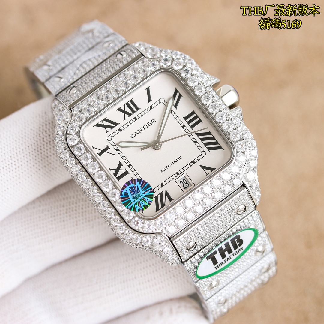 P5700 THB produzido ONE FactoyTHB último avanço réplica perfeita restauração da versão de diamante-set de luxo Cartier ao extremo Cada diamante está brilhando com ele esta noite você brilhar o mais brilhante Cartier Santos cheio de estrelas edição especial choque veio! Usando a mais avançada tecnologia de mosaico de alta tecnologia, toda a mesa de diamantes 4555 diamantes trezentos e sessenta graus sem ângulo morto brilhando de longe a pulseira de pedras preciosas mais incrustada é o uso da tecnologia de incrustação infinita para fazer toda a mesa parecer muito impressionante, a fim de alcançar o efeito de incrustação infinita através de inúmeras tentativas de manter a espessura da pulseira original ao mesmo tempo, mas também para garantir que o efeito de incrustação perfeito; 1, o tamanho do material de aço inoxidável 904 importado de 40 mm usando o 2, ponteiros em aço de disparo artesanal suíço, equipados com película branca translúcida de vidro azul/antirreflexo/anti-linhas de mão 3, equipados com a prática da família Cartier, duas invenções da mais recente tecnologia "SmartLink", dispositivo de ajuste rápido da bracelete e "QuickSwitch". Dispositivo de substituição rápida da bracelete "QuickSwitch", uma bracelete de libertação rápida para usar a bracelete muito próxima da mão, confortável! Permite-lhe completar a remoção da correia com as mãos nuas todos os acessórios (aço polido pino azul superfície banhada a prata vidro de safira espinélio) todas as especificações podem ser originais luxo intercambiável não pode ser totalmente resumido mais é honroso + deslumbrante absolutamente brilhante e brilhante 💍 THB excelência de produção bem-vindo ao gosto 💍! Reconhecimento THB relógio ⌚️ código 5169-alta imitação fábrica