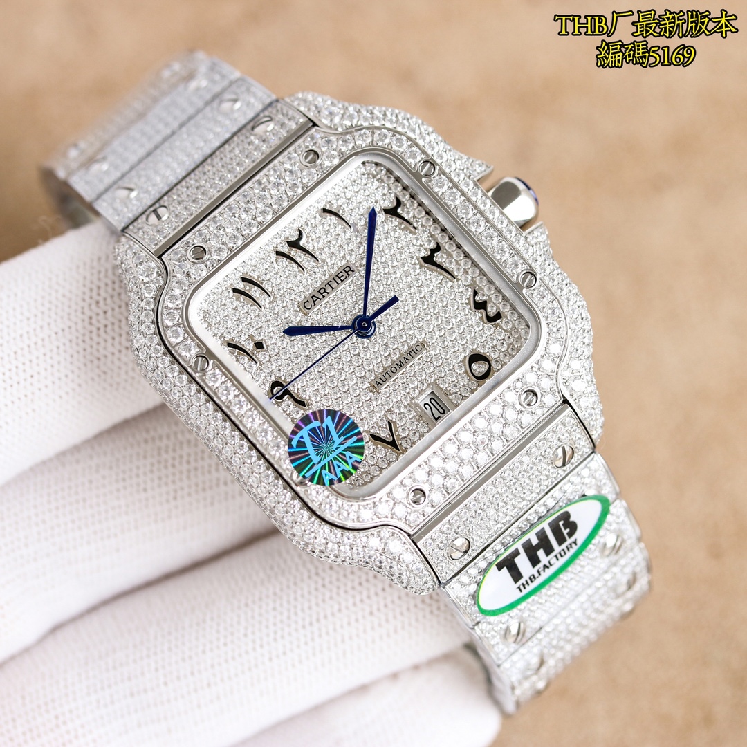 P5700 THB produzido ONE FactoyTHB último avanço réplica perfeita restauração da versão de diamante-set de luxo Cartier ao extremo Cada diamante está brilhando com ele esta noite você brilhar o mais brilhante Cartier Santos cheio de estrelas edição especial choque veio! Usando a mais avançada tecnologia de mosaico de alta tecnologia, toda a mesa de diamantes 4555 diamantes trezentos e sessenta graus sem ângulo morto brilhando de longe a pulseira de pedras preciosas mais incrustada é o uso da tecnologia de incrustação infinita para fazer toda a mesa parecer muito impressionante, a fim de alcançar o efeito de incrustação infinita através de inúmeras tentativas de manter a espessura da pulseira original ao mesmo tempo, mas também para garantir que o efeito de incrustação perfeito; 1, o tamanho do material de aço inoxidável 904 importado de 40 mm usando o 2, ponteiros em aço de disparo artesanal suíço, equipados com película branca translúcida de vidro azul/antirreflexo/anti-linhas de mão 3, equipados com a prática da família Cartier, duas invenções da mais recente tecnologia "SmartLink", dispositivo de ajuste rápido da bracelete e "QuickSwitch". Dispositivo de substituição rápida da bracelete "QuickSwitch", uma bracelete de libertação rápida para usar a bracelete muito próxima da mão, confortável! Permite-lhe completar a remoção da correia com as mãos nuas todos os acessórios (aço polido pino azul superfície banhada a prata vidro de safira espinélio) todas as especificações podem ser originais luxo intercambiável não pode ser totalmente resumido mais é honroso + deslumbrante absolutamente brilhante e brilhante 💍 THB excelência de produção bem-vindo ao gosto 💍! Reconhecimento THB relógio ⌚️ código 5169-alta imitação fábrica