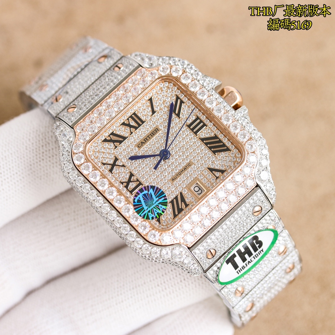 P5800 THB o mais recente avanço réplica perfeita restauração de diamante-set versão de Cartier ah luxo ao extremo cada diamante é brilhante levá-lo esta noite você mais brilhante Cartier Santos cheio de estrelas edição especial choque veio! Usando a mais avançada tecnologia de mosaico de alta tecnologia, toda a mesa de 4555 diamantes, trezentos e sessenta graus sem ângulo morto, brilhando de longe a pulseira de pedras preciosas mais incrustada é o uso da tecnologia de incrustação infinita para fazer com que toda a mesa pareça muito impressionante, a fim de alcançar o efeito de incrustação infinita através de inúmeras tentativas de manter a espessura da pulseira original ao mesmo tempo, mas também para garantir que o efeito de incrustação perfeito; 1, o tamanho do material de aço inoxidável 904 importado de 40 mm usando o 2, ponteiros em aço de disparo artesanal suíço, equipados com película branca translúcida de vidro azul/antirreflexo/anti-linhas de mão 3, equipados com a prática da família Cartier, duas invenções da mais recente tecnologia "SmartLink", dispositivo de ajuste rápido da bracelete e "QuickSwitch". Dispositivo de substituição rápida da bracelete "QuickSwitch", uma bracelete de libertação rápida para usar a bracelete é muito próxima da mão e confortável! Deixe as mãos nuas para completar a remoção da correia de todos os acessórios (aço polido pino azul superfície banhada a prata vidro de safira espinélio) todas as especificações podem ser originais luxo intercambiável não pode ser totalmente resumido mais é honroso + brilho absoluto deslumbrante 💍 THB excelência de produção bem-vindo ao gosto 💍! Reconhecimento THB relógio ⌚️ código 5169-alta imitação fábrica