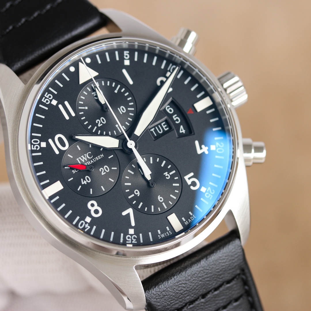 Image[1]-P3200 IWC Pilot's Watches IW378003.1. La montre est fabriquée en plaqué or rose de haute technologie, avec des lignes matures et un sens de la tridimensionnalité, et la combinaison de couleurs est harmonieuse et très polyvalente.2. Par rapport à la montre de pilote précédente, la taille du garde-temps a été améliorée à 43m, ce qui est plus en ligne avec la taille dorée des montres pour hommes modernes.3. Le design du cadran est une continuation du tableau de bord classique du cockpit du pilote, qui est vert et or rouge. Le nouveau design du fond transparent utilise 7750 pour autoproduire 69385 mouvement mécanique à remontage automatique peut fournir la montre avec 72 heures de réserve de marche après le remontage.5. Double revêtement antireflet bleu clair peut être plus clairement lire l'heure à la poursuite de l'apparence classique de la conception précédente de la précision de base simple.6. Aucune dépense n'a été épargnée pour ouvrir le moule original avec le contre recherche exclusive et le développement de la fluoroélastomère à dégagement rapide et les bracelets en cuir et en cuir. La ceinture en acier pour choisir TW artisanat chef-d'œuvre Bienvenue à goûter ! -répliques de sacs à main de haute qualité