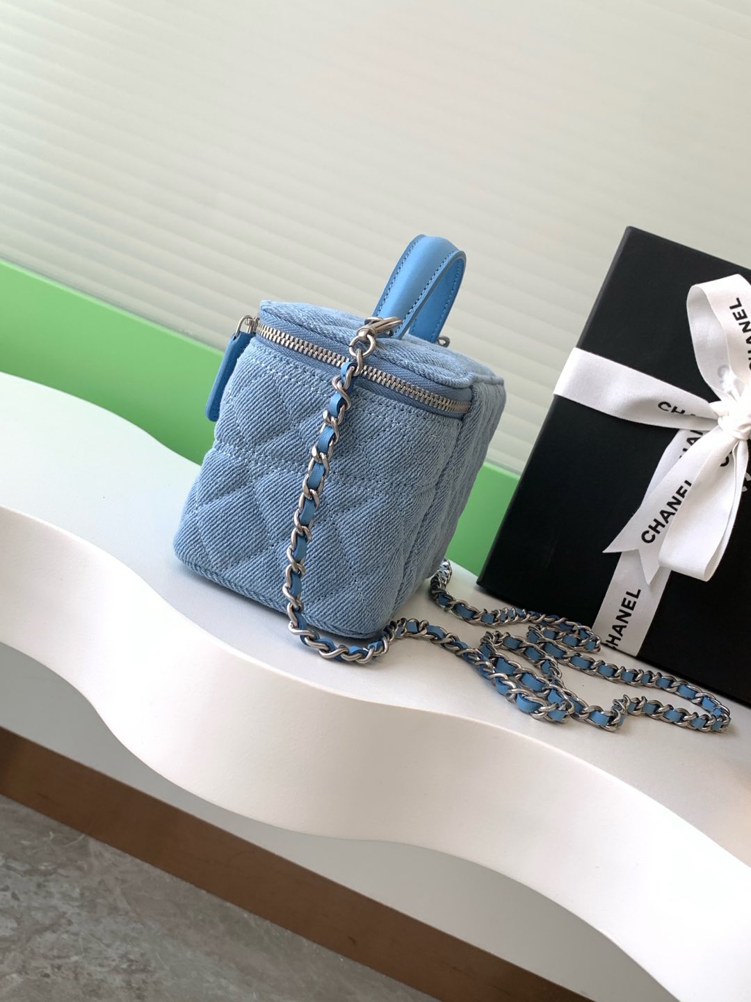 Saco de batom 25C requintado pequena embreagem de corrente 👜 denim com logotipo grande alça de hardware de prata antiga e logotipo pequeno Couro couro uma costura curva faz com que toda a bolsa pareça mais poderosa A corrente pode ser destacada também pode ser capacidade de mão também é muito adequada Design exclusivo e praticidade se tornou meu novo favorito Modelo nº AP4404 Tamanho 9.5-17-8 com embalagem - alta moda Fábrica