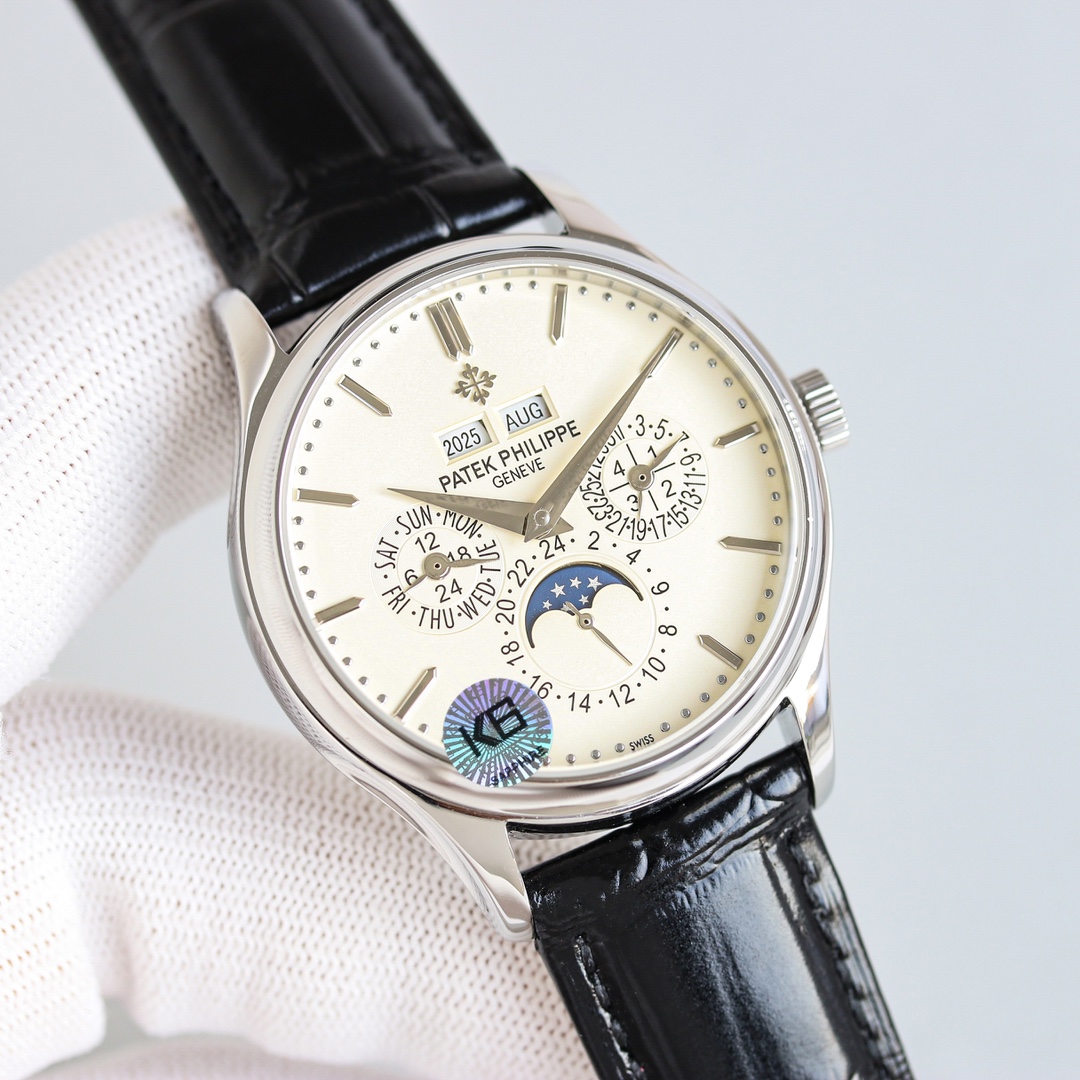 Patek Philippe Grande Complication 5327 e 5140 são os modelos mais clássicos da série Calendário Perpétuo com um diâmetro de 39 mm, o que os torna adequados para uma vasta gama de profissões. A disposição dos mostradores é generosa e elegante, com uma disposição uniforme e uma vasta gama de funções, mas não é excessivamente complicada. O padrão sunburst com os algarismos tridimensionais Breguet em ouro e os ponteiros em forma de folha de salgueiro tornam os mostradores ainda mais apelativos, e os 12 calendários duplos para o ano e o mês são apresentados às 3 horas. A indicação das fases da lua verdadeira de 24 horas às 6 horas e a indicação do dia da semana às 9 horas encontram-se no mostrador. A disposição geral do mostrador é ampla, não compacta e muito elegante. O 5327 e o 5140 estão equipados com o movimento de corda automática Cal.324 Q, apoiado por um fundo opaco, que oferece uma reserva de marcha de 48 horas e uma estanquidade até 30 metros de profundidade para satisfazer as necessidades do quotidiano. Além disso, as braceletes em pele de vaca italiana com o fecho em forma de lanterna com a assinatura PP têm um toque retro-refinado e elegante, O 5140 pertence ao relógio formal vários mostradores à escolha com o uso formal preto, branco e cinzento são bons para o uso diário com o casual também pode ser uma obra de arte clássica uma coleção perfeita da linguagem exclusiva da Patek Philippe: ninguém pode possuir um Patek Philippe apenas o guardamos para a próxima geração, mas pergunte aos amantes de relógios que não querem possuir um Patek Philippe pode haver muitas pessoas que adoram o relógio do coração inicial do início e até do fim do Se houver uma oportunidade de aparecer à sua frente, então aprecie-a! Se houver uma oportunidade de aparecer à vossa frente, então apreciem-na! -replicas de bolsas de alta qualidade