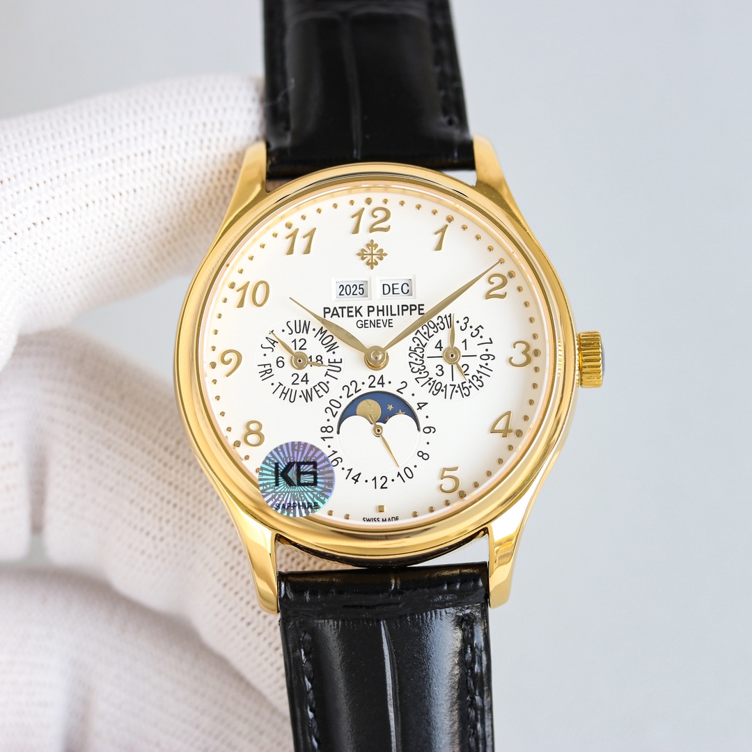 Patek Philippe Grande Complication 5327 e 5140 são os modelos mais clássicos da série Calendário Perpétuo com um diâmetro de 39 mm, o que os torna adequados para uma vasta gama de profissões. A disposição dos mostradores é generosa e elegante, com uma disposição uniforme e uma vasta gama de funções, mas não é excessivamente complicada. O padrão sunburst com os algarismos tridimensionais Breguet em ouro e os ponteiros em forma de folha de salgueiro tornam os mostradores ainda mais apelativos, e os 12 calendários duplos para o ano e o mês são apresentados às 3 horas. A indicação das fases da lua verdadeira de 24 horas às 6 horas e a indicação do dia da semana às 9 horas encontram-se no mostrador. A disposição geral do mostrador é ampla, não compacta e muito elegante. O 5327 e o 5140 estão equipados com o movimento de corda automática Cal.324 Q, apoiado por um fundo opaco, que oferece uma reserva de marcha de 48 horas e uma estanquidade até 30 metros de profundidade para satisfazer as necessidades do quotidiano. Além disso, as braceletes em pele de vaca italiana com o fecho em forma de lanterna com a assinatura PP têm um toque retro-refinado e elegante, O 5140 pertence ao relógio formal vários mostradores à escolha com o uso formal preto, branco e cinzento são bons para o uso diário com o casual também pode ser uma obra de arte clássica uma coleção perfeita da linguagem exclusiva da Patek Philippe: ninguém pode possuir um Patek Philippe apenas o guardamos para a próxima geração, mas pergunte aos amantes de relógios que não querem possuir um Patek Philippe pode haver muitas pessoas que adoram o relógio do coração inicial do início e até do fim do Se houver uma oportunidade de aparecer à sua frente, então aprecie-a! Se houver uma oportunidade de aparecer à vossa frente, então apreciem-na! -replicas de bolsas de alta qualidade