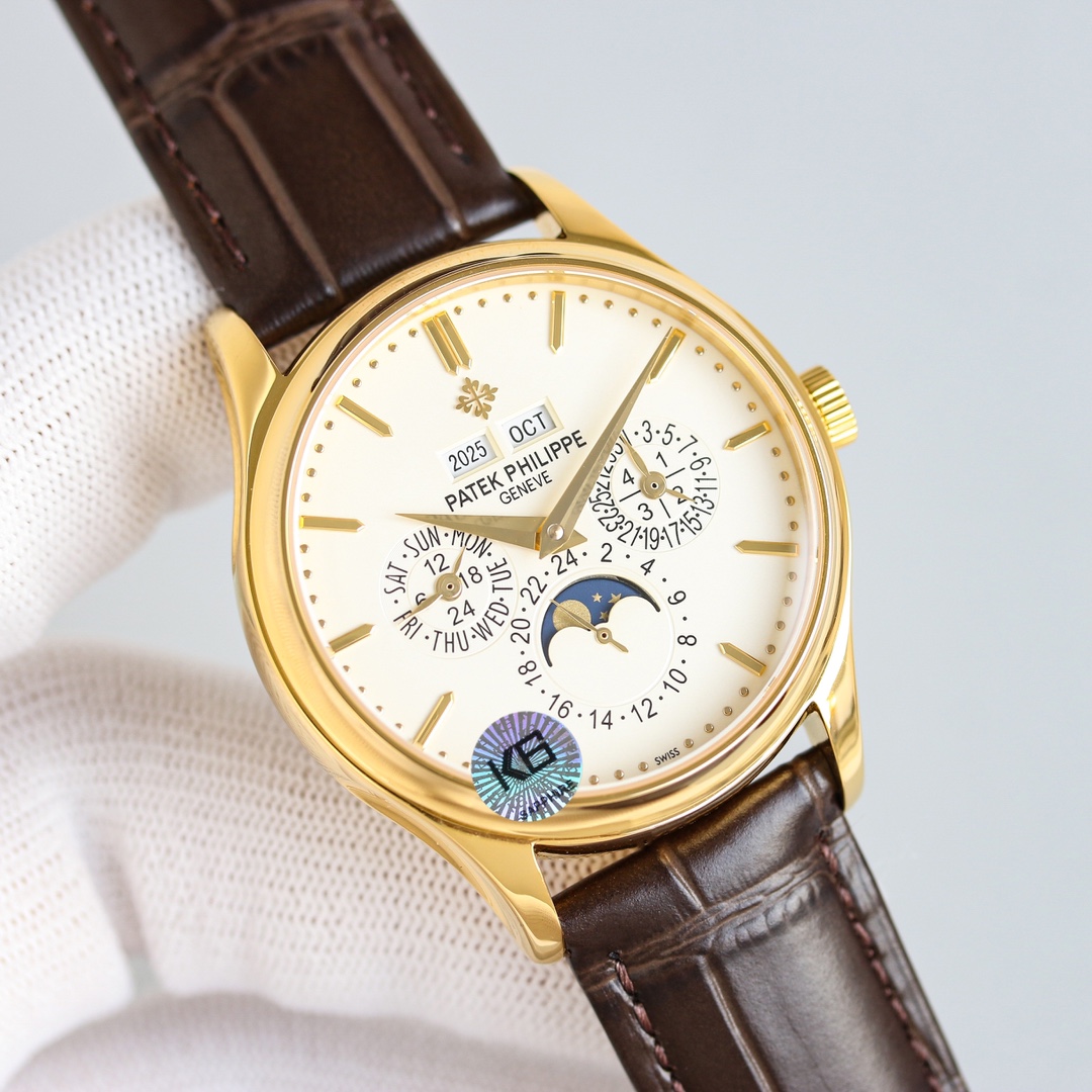 Patek Philippe Grande Complication 5327 e 5140 são os modelos mais clássicos da série Calendário Perpétuo com um diâmetro de 39 mm, o que os torna adequados para uma vasta gama de profissões. A disposição dos mostradores é generosa e elegante, com uma disposição uniforme e uma vasta gama de funções, mas não é excessivamente complicada. O padrão sunburst com os algarismos tridimensionais Breguet em ouro e os ponteiros em forma de folha de salgueiro tornam os mostradores ainda mais apelativos, e os 12 calendários duplos para o ano e o mês são apresentados às 3 horas. A indicação das fases da lua verdadeira de 24 horas às 6 horas e a indicação do dia da semana às 9 horas encontram-se no mostrador. A disposição geral do mostrador é ampla, não compacta e muito elegante. O 5327 e o 5140 estão equipados com o movimento de corda automática Cal.324 Q, apoiado por um fundo opaco, que oferece uma reserva de marcha de 48 horas e uma estanquidade até 30 metros de profundidade para satisfazer as necessidades do quotidiano. Além disso, as braceletes em pele de vaca italiana com o fecho em forma de lanterna com a assinatura PP têm um toque retro-refinado e elegante, O 5140 pertence ao relógio formal vários mostradores à escolha com o uso formal preto, branco e cinzento são bons para o uso diário com o casual também pode ser uma obra de arte clássica uma coleção perfeita da linguagem exclusiva da Patek Philippe: ninguém pode possuir um Patek Philippe apenas o guardamos para a próxima geração, mas pergunte aos amantes de relógios que não querem possuir um Patek Philippe pode haver muitas pessoas que adoram o relógio do coração inicial do início e até do fim do Se houver uma oportunidade de aparecer à sua frente, então aprecie-a! Se houver uma oportunidade de aparecer à vossa frente, então apreciem-na! -replicas de bolsas de alta qualidade