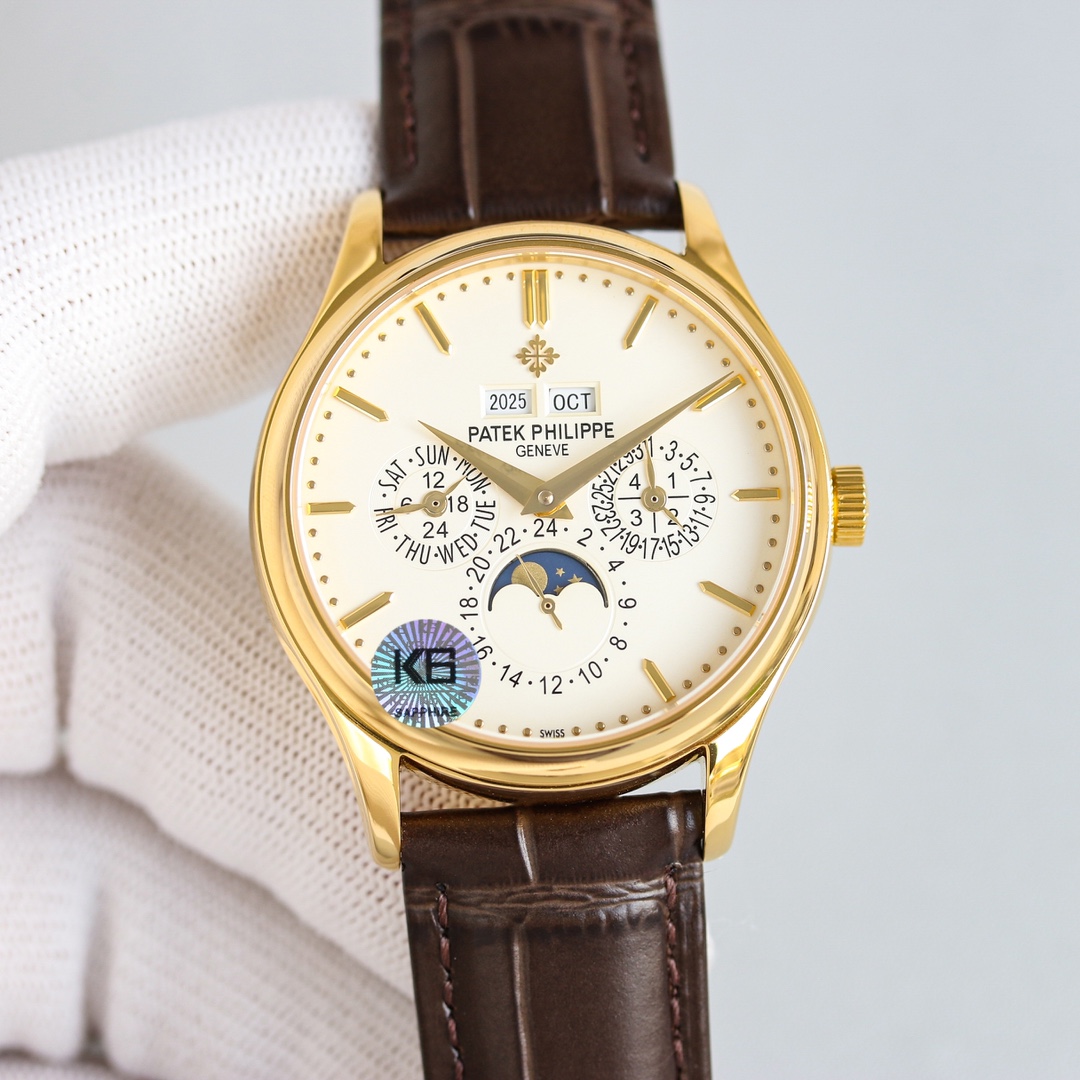 Patek Philippe Grande Complication 5327 e 5140 são os modelos mais clássicos da série Calendário Perpétuo com um diâmetro de 39 mm, o que os torna adequados para uma vasta gama de profissões. A disposição dos mostradores é generosa e elegante, com uma disposição uniforme e uma vasta gama de funções, mas não é excessivamente complicada. O padrão sunburst com os algarismos tridimensionais Breguet em ouro e os ponteiros em forma de folha de salgueiro tornam os mostradores ainda mais apelativos, e os 12 calendários duplos para o ano e o mês são apresentados às 3 horas. A indicação das fases da lua verdadeira de 24 horas às 6 horas e a indicação do dia da semana às 9 horas encontram-se no mostrador. A disposição geral do mostrador é ampla, não compacta e muito elegante. O 5327 e o 5140 estão equipados com o movimento de corda automática Cal.324 Q, apoiado por um fundo opaco, que oferece uma reserva de marcha de 48 horas e uma estanquidade até 30 metros de profundidade para satisfazer as necessidades do quotidiano. Além disso, as braceletes em pele de vaca italiana com o fecho em forma de lanterna com a assinatura PP têm um toque retro-refinado e elegante, O 5140 pertence ao relógio formal vários mostradores à escolha com o uso formal preto, branco e cinzento são bons para o uso diário com o casual também pode ser uma obra de arte clássica uma coleção perfeita da linguagem exclusiva da Patek Philippe: ninguém pode possuir um Patek Philippe apenas o guardamos para a próxima geração, mas pergunte aos amantes de relógios que não querem possuir um Patek Philippe pode haver muitas pessoas que adoram o relógio do coração inicial do início e até do fim do Se houver uma oportunidade de aparecer à sua frente, então aprecie-a! Se houver uma oportunidade de aparecer à vossa frente, então apreciem-na! -replicas de bolsas de alta qualidade