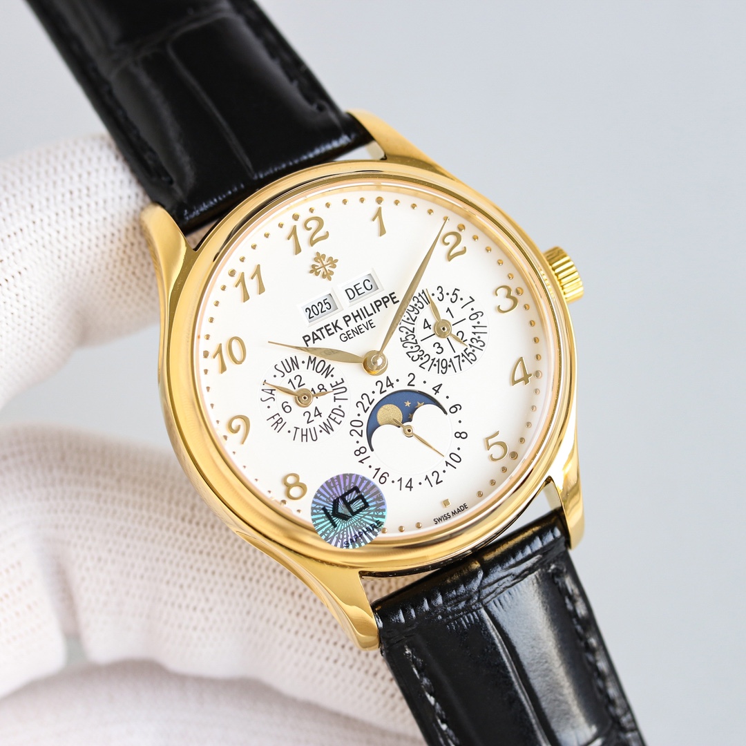 Patek Philippe Grande Complication 5327 e 5140 são os modelos mais clássicos da série Calendário Perpétuo com um diâmetro de 39 mm, o que os torna adequados para uma vasta gama de profissões. A disposição dos mostradores é generosa e elegante, com uma disposição uniforme e uma vasta gama de funções, mas não é excessivamente complicada. O padrão sunburst com os algarismos tridimensionais Breguet em ouro e os ponteiros em forma de folha de salgueiro tornam os mostradores ainda mais apelativos, e os 12 calendários duplos para o ano e o mês são apresentados às 3 horas. A indicação das fases da lua verdadeira de 24 horas às 6 horas e a indicação do dia da semana às 9 horas encontram-se no mostrador. A disposição geral do mostrador é ampla, não compacta e muito elegante. O 5327 e o 5140 estão equipados com o movimento de corda automática Cal.324 Q, apoiado por um fundo opaco, que oferece uma reserva de marcha de 48 horas e uma estanquidade até 30 metros de profundidade para satisfazer as necessidades do quotidiano. Além disso, as braceletes em pele de vaca italiana com o fecho em forma de lanterna com a assinatura PP têm um toque retro-refinado e elegante, O 5140 pertence ao relógio formal vários mostradores à escolha com o uso formal preto, branco e cinzento são bons para o uso diário com o casual também pode ser uma obra de arte clássica uma coleção perfeita da linguagem exclusiva da Patek Philippe: ninguém pode possuir um Patek Philippe apenas o guardamos para a próxima geração, mas pergunte aos amantes de relógios que não querem possuir um Patek Philippe pode haver muitas pessoas que adoram o relógio do coração inicial do início e até do fim do Se houver uma oportunidade de aparecer à sua frente, então aprecie-a! Se houver uma oportunidade de aparecer à vossa frente, então apreciem-na! -replicas de bolsas de alta qualidade