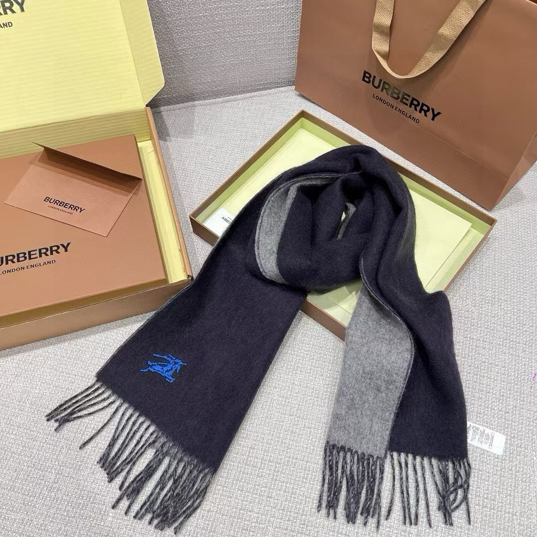 P260𝐁𝐔𝐑𝐁𝐄𝐑𝐑𝐘 - Reversible Vegan Embroidered Long Scarf Synchronized with the official website ❗️❗️Size：168x30cm 100% Sheep WoolLazy and comfortable sense of atmosphere good look ah 🥰 classic size soft not heavy excellent with 🧣 positioning equestrian rider logo embroidery 🪡 simple fashion never out of fashion reversible style ~ men and women with the same models 👫