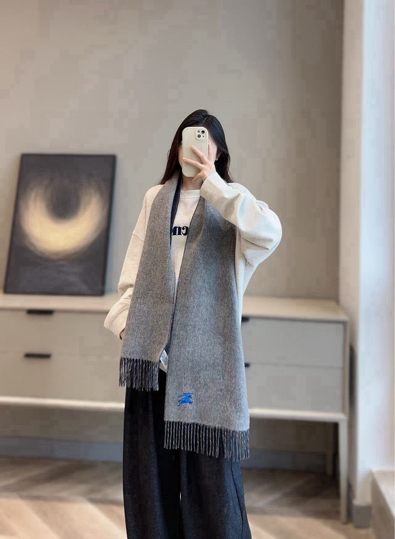 P260𝐁𝐔𝐑𝐁𝐄𝐑𝐑𝐘 - Reversible Vegan Embroidered Long Scarf Synchronized with the official website ❗️❗️Size：168x30cm 100% Sheep WoolLazy and comfortable sense of atmosphere good look ah 🥰 classic size soft not heavy excellent with 🧣 positioning equestrian rider logo embroidery 🪡 simple fashion never out of fashion reversible style ~ men and women with the same models 👫