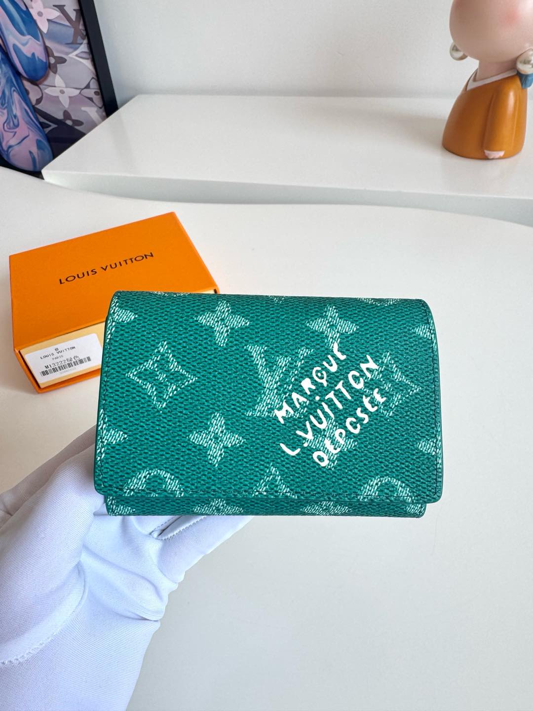 P460 LV M13222Verde Confeccionada em lona Monclerogram Heritage, a "Victor Wallet" é compacta, prática e desportiva, perfeita para transportar dinheiro e cartões em cores vibrantes e com a assinatura "Marque L. Vuitton Déposée" de inspiração retro. A assinatura "Vuitton Déposée" em cores vivas e um estilo vintage completam o visual elegante. A funcionalidade do bolso com notas, do bolso com fecho de correr e das 5 ranhuras para cartões também é apelativa.Fecho de botão de pressãoTamanho: 11,5 x 9 x 2,5 cm-Bolsas de mão de alta qualidade