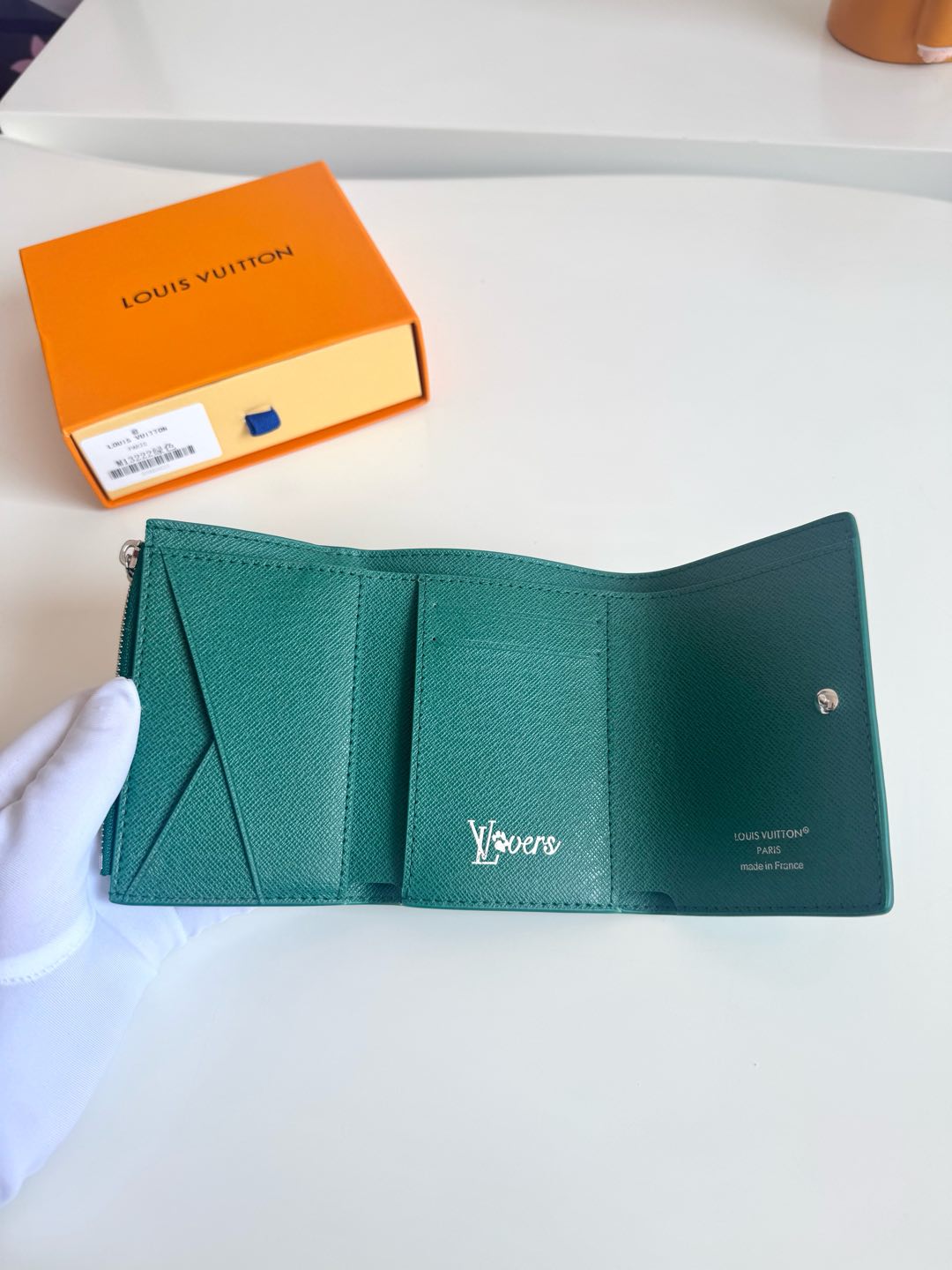 P460 LV M13222Verde Confeccionada en lona Monclerogram Heritage, la "Cartera Victor" es compacta, práctica y deportiva, perfecta para llevar dinero y tarjetas en colores vivos y con la firma "Marque L. Vuitton Déposée" de inspiración retro. La firma "Marque L. Vuitton Déposée" en colores vivos y estilo vintage completa su elegante aspecto. La funcionalidad del bolsillo con billetes, bolsillo con cremallera y 5 ranuras para tarjetas también resulta atractiva.Cierre con botón a presiónTamaño: 11,5 x 9 x 2,5 cm-Bolso de alta calidad