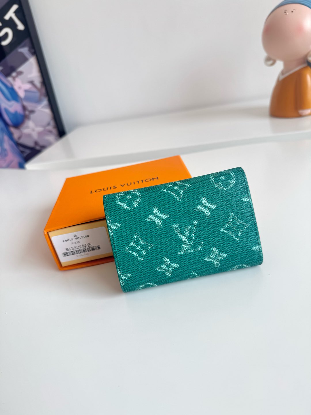 P460 LV M13222Verde Confeccionada em lona Monclerogram Heritage, a "Victor Wallet" é compacta, prática e desportiva, perfeita para transportar dinheiro e cartões em cores vibrantes e com a assinatura "Marque L. Vuitton Déposée" de inspiração retro. A assinatura "Vuitton Déposée" em cores vivas e um estilo vintage completam o visual elegante. A funcionalidade do bolso com notas, do bolso com fecho de correr e das 5 ranhuras para cartões também é apelativa.Fecho de botão de pressãoTamanho: 11,5 x 9 x 2,5 cm-Bolsas de mão de alta qualidade