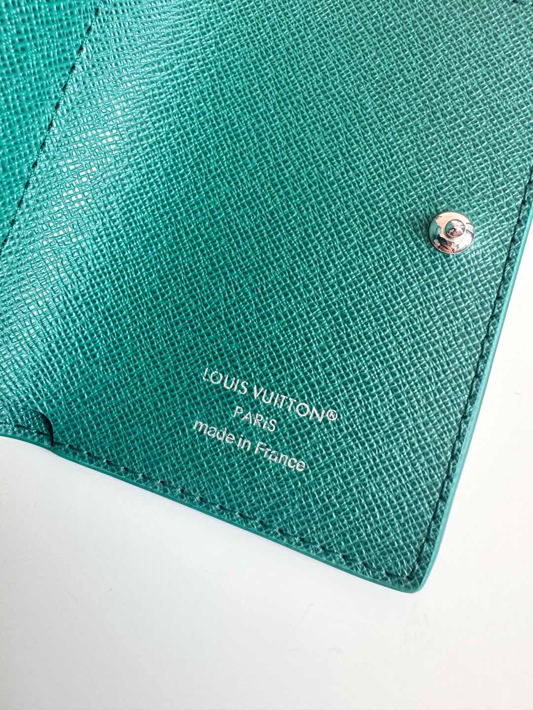 P460 LV M13222Verde Confeccionada en lona Monclerogram Heritage, la "Cartera Victor" es compacta, práctica y deportiva, perfecta para llevar dinero y tarjetas en colores vivos y con la firma "Marque L. Vuitton Déposée" de inspiración retro. La firma "Marque L. Vuitton Déposée" en colores vivos y estilo vintage completa su elegante aspecto. La funcionalidad del bolsillo con billetes, bolsillo con cremallera y 5 ranuras para tarjetas también resulta atractiva.Cierre con botón a presiónTamaño: 11,5 x 9 x 2,5 cm-Bolso de alta calidad