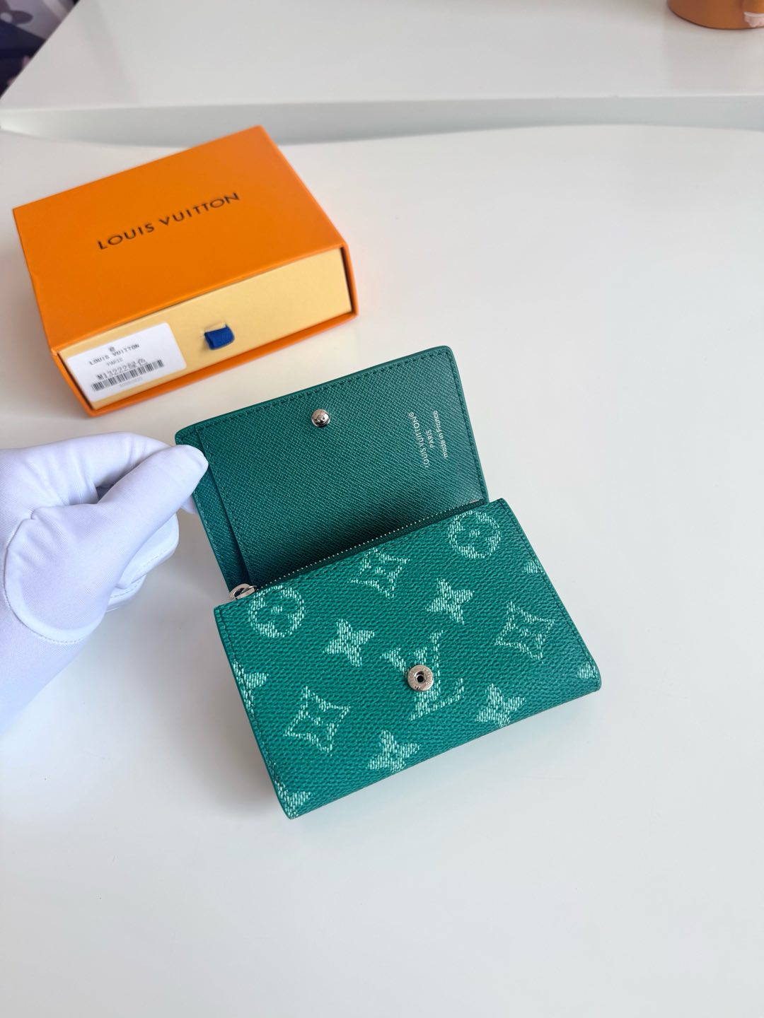 P460 LV M13222Verde Confeccionada em lona Monclerogram Heritage, a "Victor Wallet" é compacta, prática e desportiva, perfeita para transportar dinheiro e cartões em cores vibrantes e com a assinatura "Marque L. Vuitton Déposée" de inspiração retro. A assinatura "Vuitton Déposée" em cores vivas e um estilo vintage completam o visual elegante. A funcionalidade do bolso com notas, do bolso com fecho de correr e das 5 ranhuras para cartões também é apelativa.Fecho de botão de pressãoTamanho: 11,5 x 9 x 2,5 cm-Bolsas de mão de alta qualidade