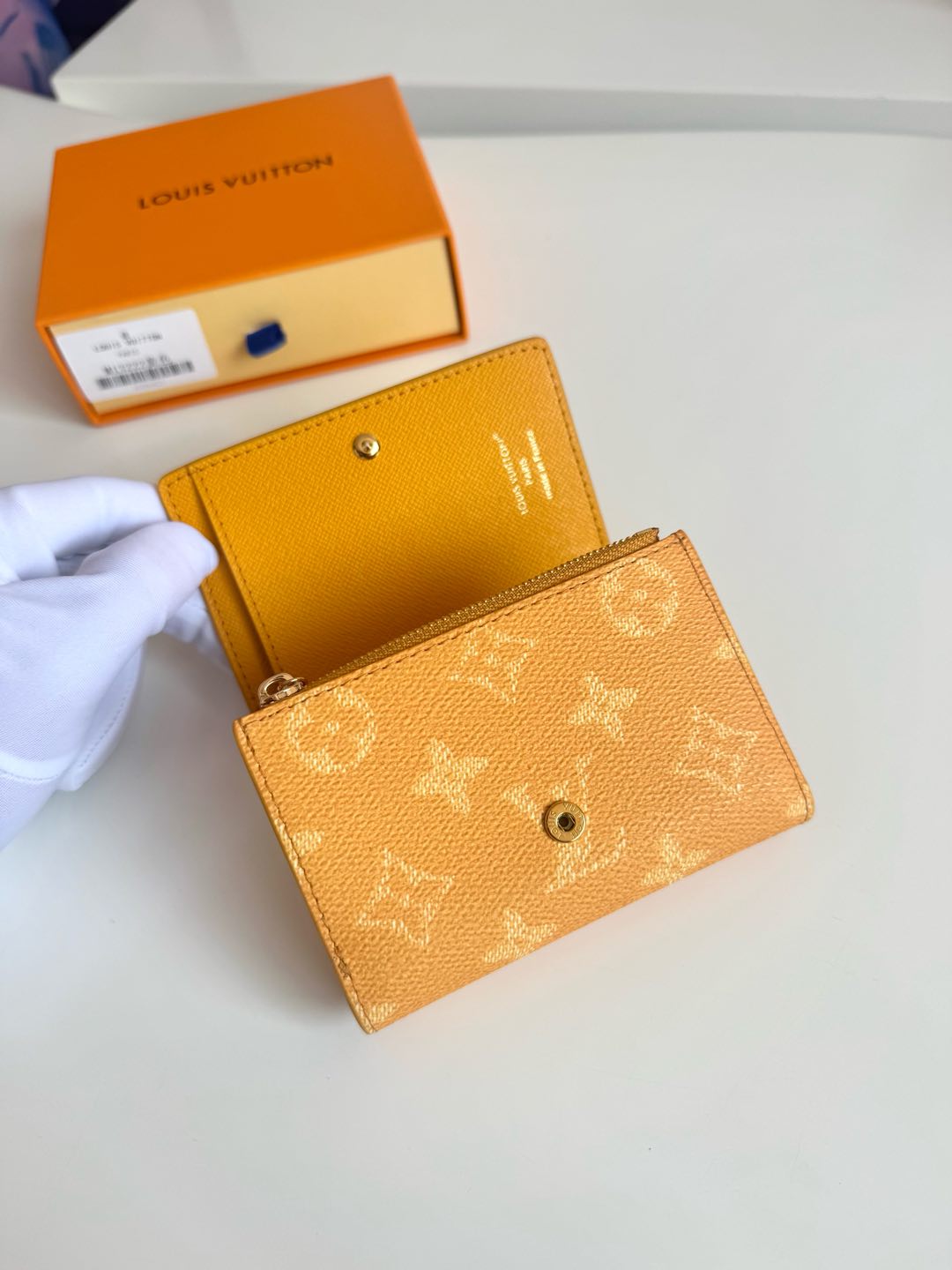 P460 LV M13222YELLOW Made in Monclerogram Heritage canvas, the "Victor Wallet" is compact, practical and sporty, perfect for carrying cash and cards in vibrant colors and the vintage-style "Marque L. Vuitton Déposée" signature completes the stylish look. Vuitton Déposée" signature in vibrant colors and vintage style completes the stylish functionality with a bill pocket, pocket with zipper and 5 card slots is also attractiveSnap closureSize: 11.5 x 9 x 2.5cm-High quality bag