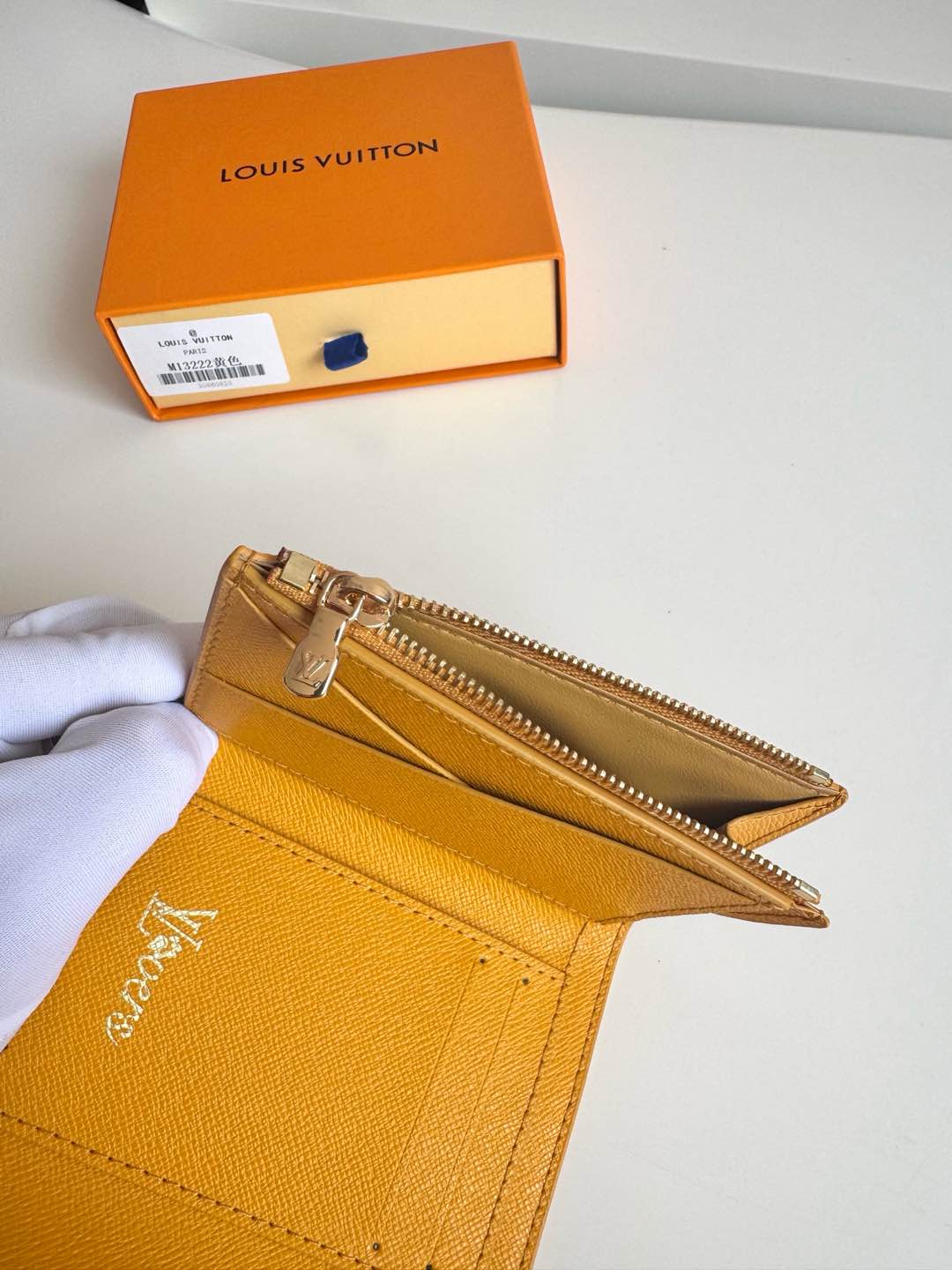 P460 LV M13222YELLOW Confeccionada em lona Monclerogram Heritage, a "Victor Wallet" é compacta, prática e desportiva, perfeita para transportar dinheiro e cartões em cores vibrantes e com a assinatura "Marque L. Vuitton Déposée" de inspiração retro, completando o visual elegante. A funcionalidade do bolso com notas, do bolso com fecho de correr e das 5 ranhuras para cartões também é apelativa.Fecho de botão de pressãoTamanho: 11,5 x 9 x 2,5 cmBolsas de alta qualidade