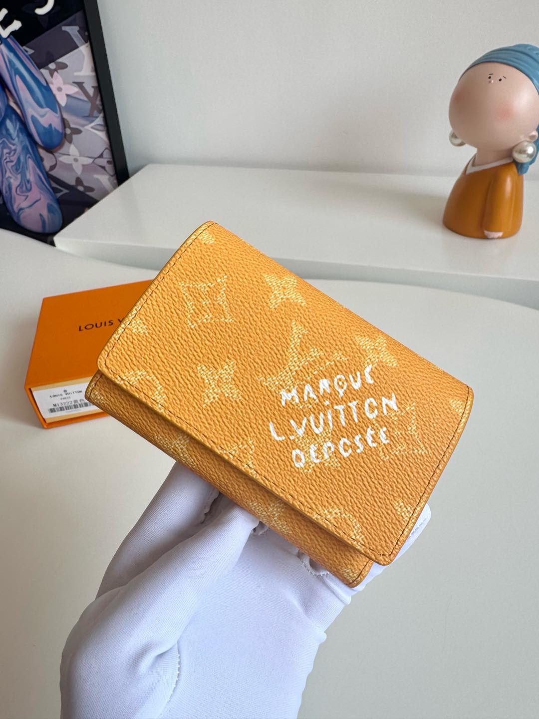 P460 LV M13222YELLOW Confeccionada em lona Monclerogram Heritage, a "Victor Wallet" é compacta, prática e desportiva, perfeita para transportar dinheiro e cartões em cores vibrantes e com a assinatura "Marque L. Vuitton Déposée" de inspiração retro, completando o visual elegante. A funcionalidade do bolso com notas, do bolso com fecho de correr e das 5 ranhuras para cartões também é apelativa.Fecho de botão de pressãoTamanho: 11,5 x 9 x 2,5 cmBolsas de alta qualidade