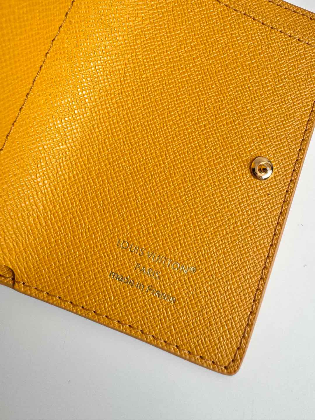 P460 LV M13222YELLOW Made in Monclerogram Heritage canvas, the "Victor Wallet" is compact, practical and sporty, perfect for carrying cash and cards in vibrant colors and the vintage-style "Marque L. Vuitton Déposée" signature completes the stylish look. Vuitton Déposée" signature in vibrant colors and vintage style completes the stylish functionality with a bill pocket, pocket with zipper and 5 card slots is also attractiveSnap closureSize: 11.5 x 9 x 2.5cm-High quality bag