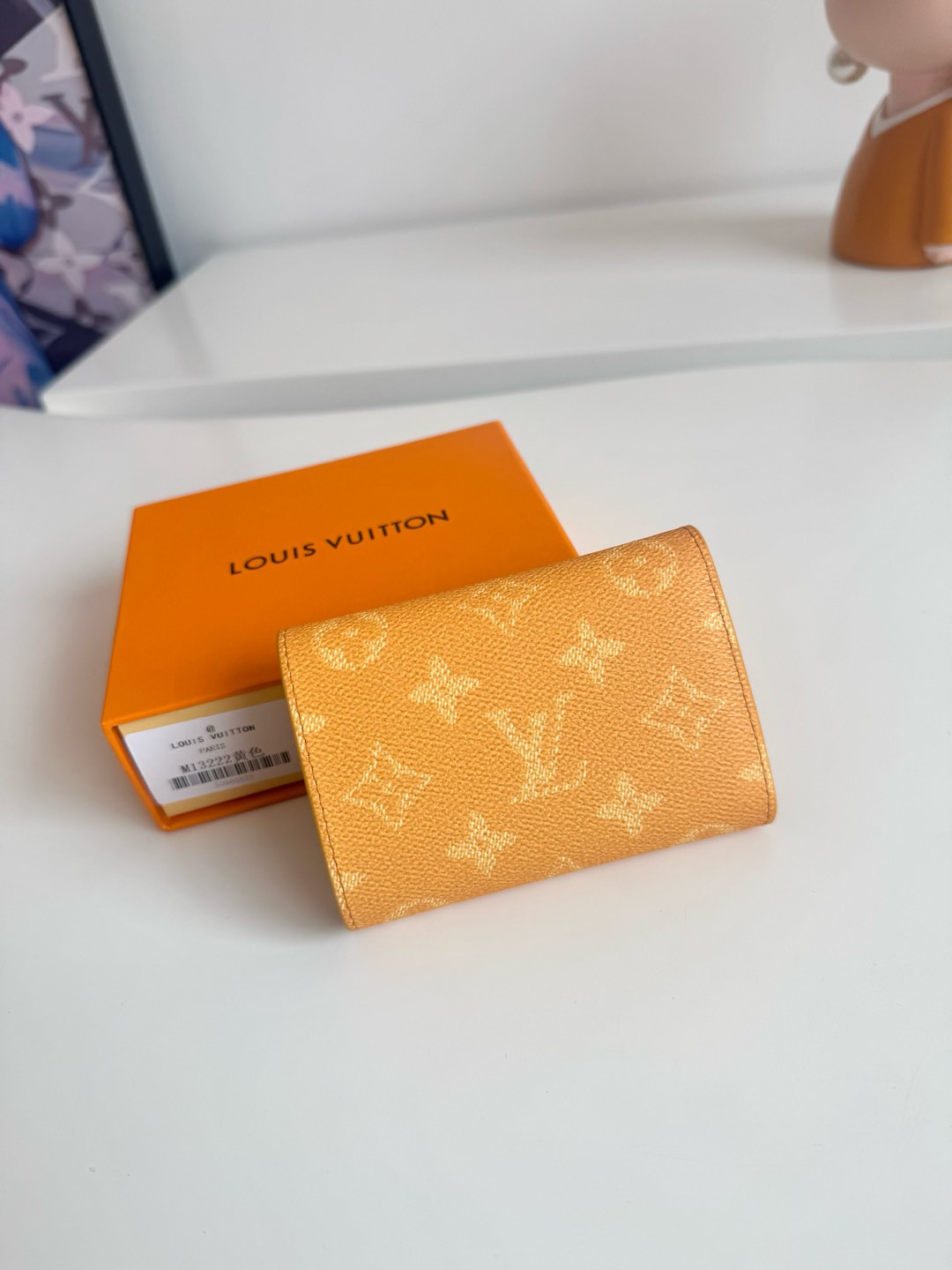 P460 LV M13222YELLOW Confeccionada em lona Monclerogram Heritage, a "Victor Wallet" é compacta, prática e desportiva, perfeita para transportar dinheiro e cartões em cores vibrantes e com a assinatura "Marque L. Vuitton Déposée" de inspiração retro, completando o visual elegante. A funcionalidade do bolso com notas, do bolso com fecho de correr e das 5 ranhuras para cartões também é apelativa.Fecho de botão de pressãoTamanho: 11,5 x 9 x 2,5 cmBolsas de alta qualidade