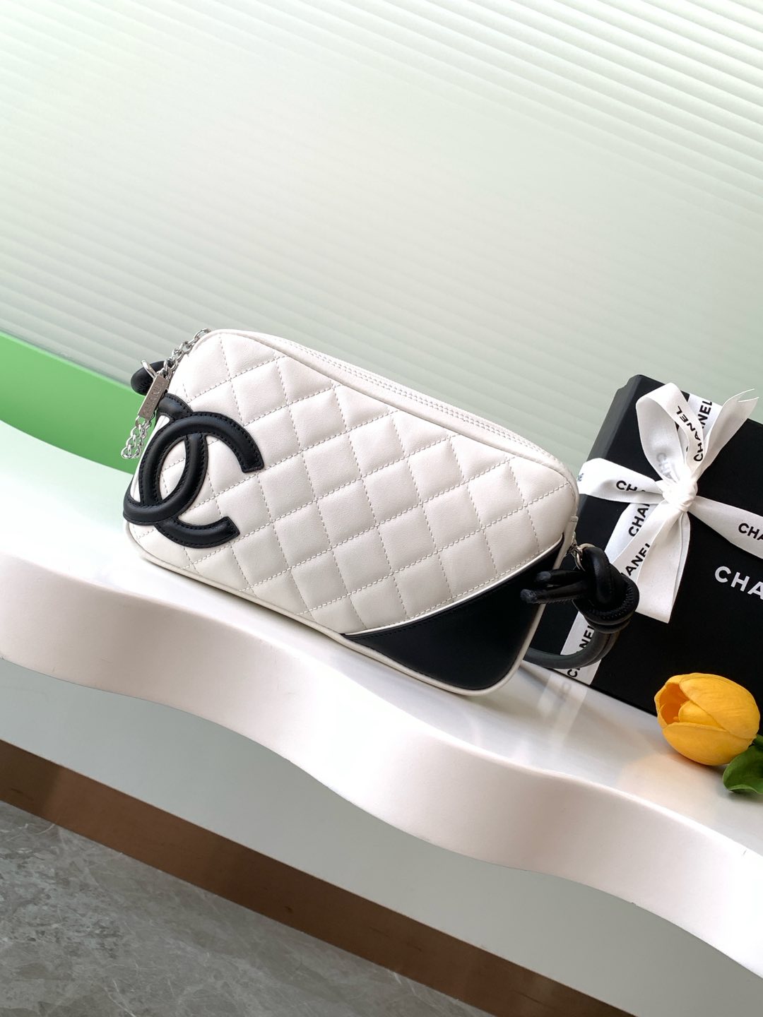 ¡¡¡¡Chanel Colección Campen Blanco con Piel Negro Panda Colorway Bolsa bajo el brazo!!!! ¡Super favorito de la colección Chanel Compendium! ¡Este tipo de bolsa bajo el brazo también se establece sobre todos los colores [wow R] [wow R] superficie de la bolsa blanca logotipo negro de personal también super como [color R] de piel de cordero blanco grande muy limpio y hermoso! ¡Lado negro logotipo grande doble C es muy brillante [wow R] [wow R] Este es un tipo de bolsa de axila plana! ¡Es pequeño y delicado y se vería muy bien de mano / hombro! La parte posterior de la axila también tendrá el efecto de elevar visualmente la cintura alargando la línea de la pierna [observación oscura R] [observación oscura R] [engreído R] ¡La figura no es de gran capacidad es muy buena! ¡Teléfonos móviles! ¡Llaves! ¡Barra de labios en polvo y así sucesivamente no están en las palabras! ¡Práctico asequible buen aspecto Chanel bolso de la vendimia que no le encantará! Mi bolso vintage favorito Talla 12-20-3 con embalaje-Altos bolsos de imitación