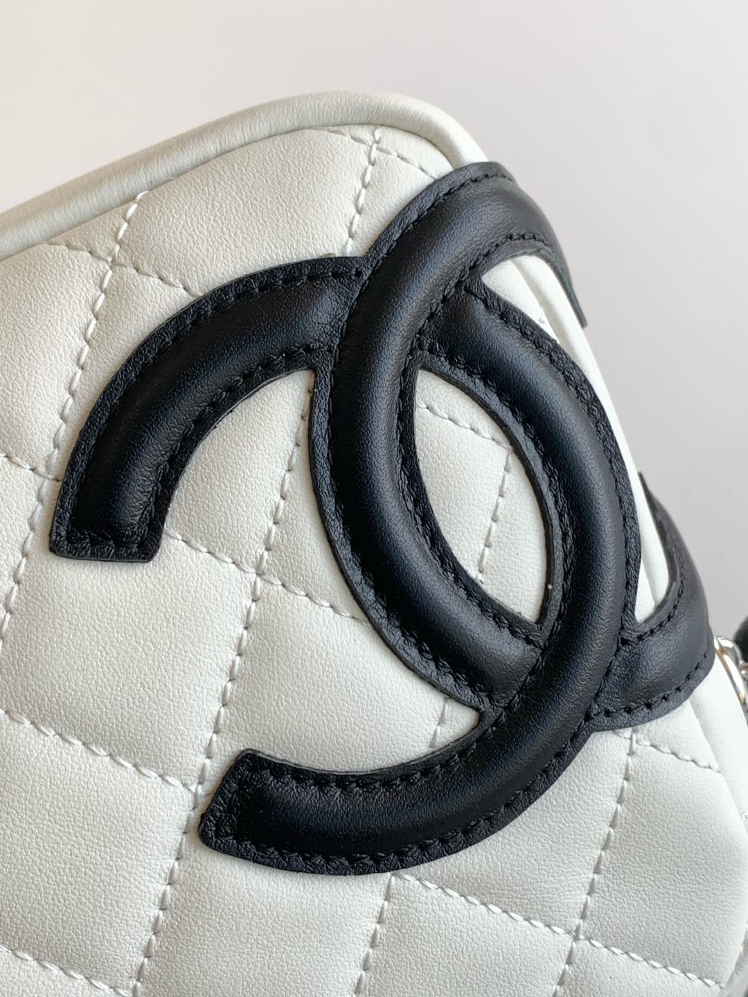 Chanel Campen Collection Branco com Couro Preto Panda Preto Colourway Underarm Bag!!!! Super favorita da coleção Chanel Compendium! Este tipo de bolsa para as axilas também é definido em todas as cores [uau R] [uau R] superfície da bolsa branca logotipo preto de pessoal também super como [cor R] grande pele de cordeiro branca muito limpa e bonita! O grande logótipo duplo C do lado preto é muito brilhante [uau R] [uau R] Este é um tipo de saco plano para as axilas! É pequena e delicada e ficaria muito bem na mão/ombro! A parte de trás da axila também terá o efeito de aumentar visualmente a cintura, alongando a linha das pernas [observação escura R] [observação escura R] [presunçoso R] A figura não é grande, a capacidade é muito boa! Telemóveis! Chaves! Batom em pó e assim por diante não estão nas palavras! Bolsa vintage Chanel prática, acessível e bonita, que não vai adorar! O meu saco vintage preferido Tamanho 12-20-3 com embalagem-Sacos de alta qualidade