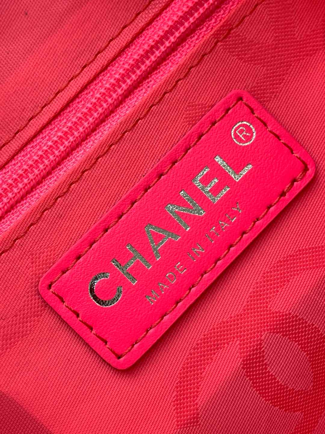 Chanel Campen Collection Branco com Couro Preto Panda Preto Colourway Underarm Bag!!!! Super favorita da coleção Chanel Compendium! Este tipo de bolsa para as axilas também é definido em todas as cores [uau R] [uau R] superfície da bolsa branca logotipo preto de pessoal também super como [cor R] grande pele de cordeiro branca muito limpa e bonita! O grande logótipo duplo C do lado preto é muito brilhante [uau R] [uau R] Este é um tipo de saco plano para as axilas! É pequena e delicada e ficaria muito bem na mão/ombro! A parte de trás da axila também terá o efeito de aumentar visualmente a cintura, alongando a linha das pernas [observação escura R] [observação escura R] [presunçoso R] A figura não é grande, a capacidade é muito boa! Telemóveis! Chaves! Batom em pó e assim por diante não estão nas palavras! Bolsa vintage Chanel prática, acessível e bonita, que não vai adorar! O meu saco vintage preferido Tamanho 12-20-3 com embalagem-Sacos de alta qualidade