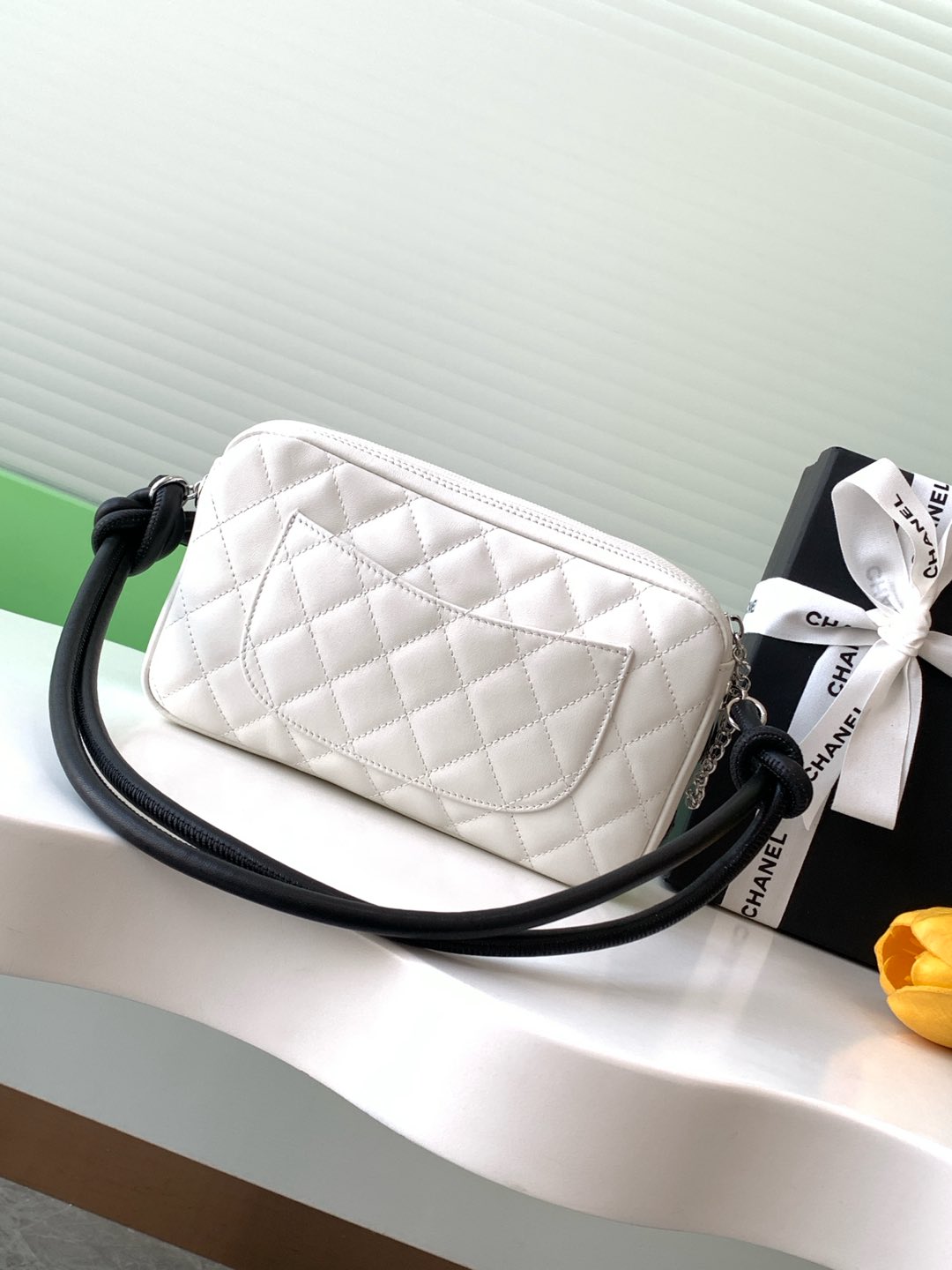 Chanel Campen Collection Branco com Couro Preto Panda Preto Colourway Underarm Bag!!!! Super favorita da coleção Chanel Compendium! Este tipo de bolsa para as axilas também é definido em todas as cores [uau R] [uau R] superfície da bolsa branca logotipo preto de pessoal também super como [cor R] grande pele de cordeiro branca muito limpa e bonita! O grande logótipo duplo C do lado preto é muito brilhante [uau R] [uau R] Este é um tipo de saco plano para as axilas! É pequena e delicada e ficaria muito bem na mão/ombro! A parte de trás da axila também terá o efeito de aumentar visualmente a cintura, alongando a linha das pernas [observação escura R] [observação escura R] [presunçoso R] A figura não é grande, a capacidade é muito boa! Telemóveis! Chaves! Batom em pó e assim por diante não estão nas palavras! Bolsa vintage Chanel prática, acessível e bonita, que não vai adorar! O meu saco vintage preferido Tamanho 12-20-3 com embalagem-Sacos de alta qualidade