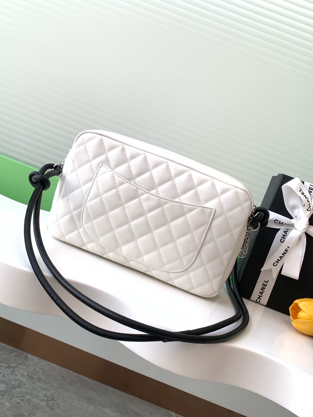 Chanel Campen Collection White with Black Panda Colourway Camera Bag !!!! Collection Chanel Compendium super préférée ! Ce type de sac photo est également mis sur toutes les couleurs [wow R] [wow R] surface du sac blanc logo noir de personnel aussi super comme [couleur R] côté noir grand double C logo est très lumineux [wow R] [wow R] c'est plat aisselle type de sac ! Il est petit et délicat et serait parfait à la main ou à l'épaule ! Armpit dos aura également l'effet de visuellement soulever la taille pour allonger la ligne de la jambe [observer secrètement R] [observer secrètement R] [complaisant R] figure pas grande capacité est très bien 👍🏻 téléphone portable 📱 clé 🔑 poudre rouge à lèvres et ainsi de suite ne sont pas dans le prochain ! Pratique et abordable beau sac vintage Chanel qui ne sera pas l'aimer ! Mon sac vintage préféré Taille 16-26-5 avec l'emballage-High Fake Bags.