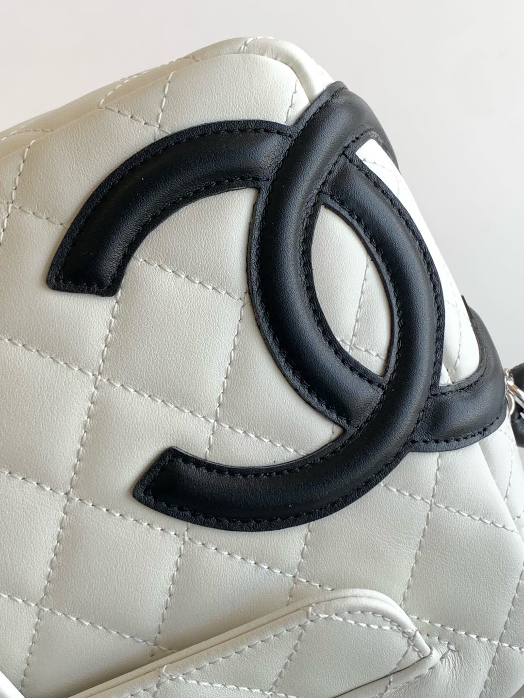 Chanel Campen Collection White with Black Panda Colourway Camera Bag !!!! Collection Chanel Compendium super préférée ! Ce type de sac photo est également mis sur toutes les couleurs [wow R] [wow R] surface du sac blanc logo noir de personnel aussi super comme [couleur R] côté noir grand double C logo est très lumineux [wow R] [wow R] c'est plat aisselle type de sac ! Il est petit et délicat et serait parfait à la main ou à l'épaule ! Armpit dos aura également l'effet de visuellement soulever la taille pour allonger la ligne de la jambe [observer secrètement R] [observer secrètement R] [complaisant R] figure pas grande capacité est très bien 👍🏻 téléphone portable 📱 clé 🔑 poudre rouge à lèvres et ainsi de suite ne sont pas dans le prochain ! Pratique et abordable beau sac vintage Chanel qui ne sera pas l'aimer ! Mon sac vintage préféré Taille 16-26-5 avec l'emballage-High Fake Bags.