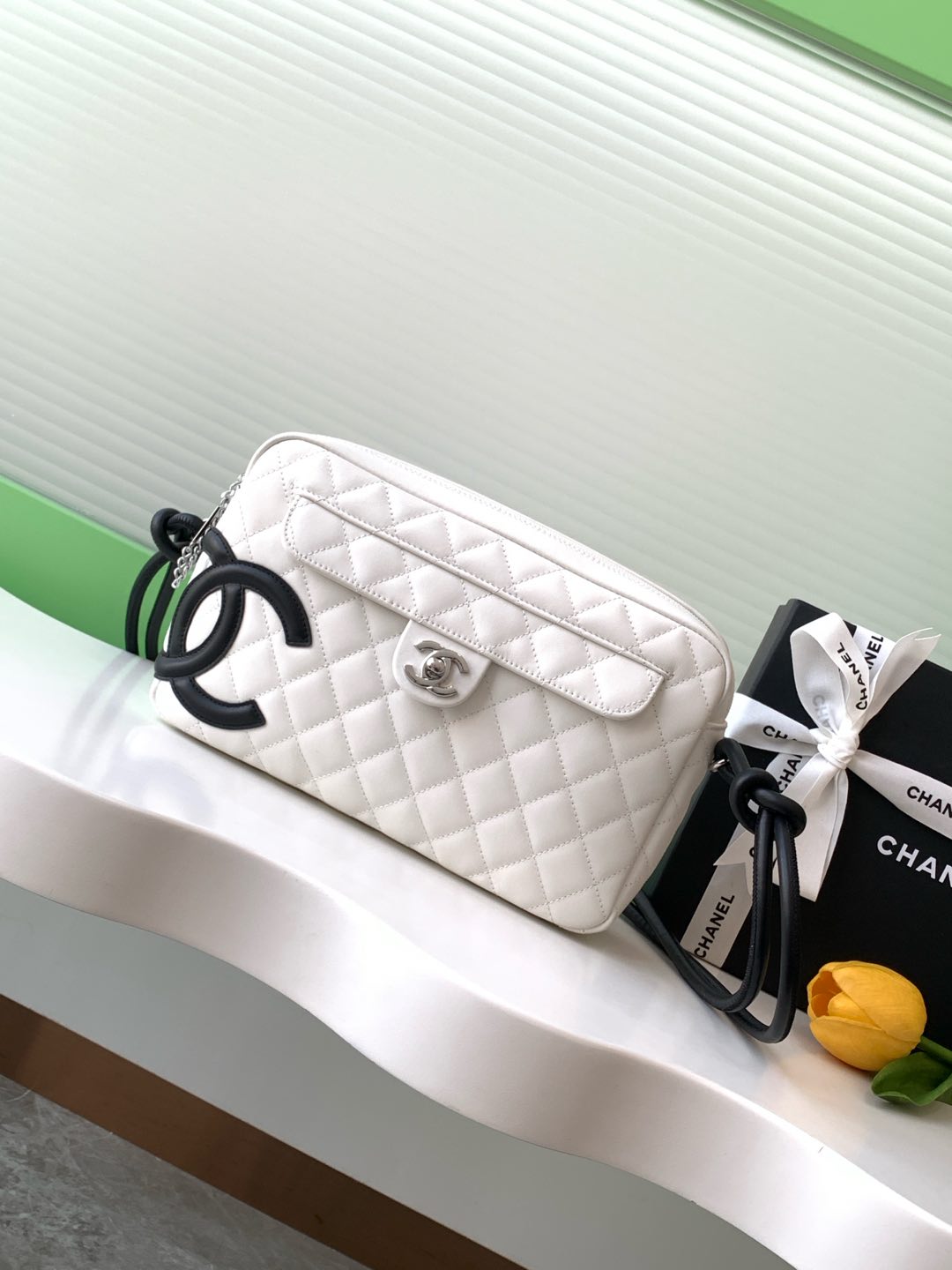 Chanel Campen Collection White with Black Panda Colourway Camera Bag !!!! Collection Chanel Compendium super préférée ! Ce type de sac photo est également mis sur toutes les couleurs [wow R] [wow R] surface du sac blanc logo noir de personnel aussi super comme [couleur R] côté noir grand double C logo est très lumineux [wow R] [wow R] c'est plat aisselle type de sac ! Il est petit et délicat et serait parfait à la main ou à l'épaule ! Armpit dos aura également l'effet de visuellement soulever la taille pour allonger la ligne de la jambe [observer secrètement R] [observer secrètement R] [complaisant R] figure pas grande capacité est très bien 👍🏻 téléphone portable 📱 clé 🔑 poudre rouge à lèvres et ainsi de suite ne sont pas dans le prochain ! Pratique et abordable beau sac vintage Chanel qui ne sera pas l'aimer ! Mon sac vintage préféré Taille 16-26-5 avec l'emballage-High Fake Bags.