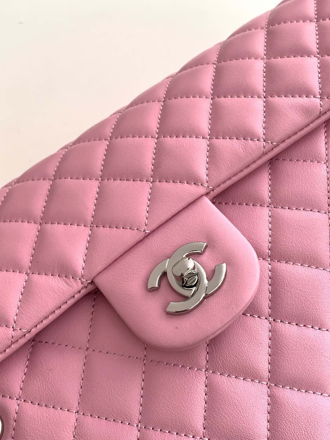 Bolsa de aeropuerto Chanel Kang Peng ¡Rosa con panda negro Bolsa de aeropuerto Kang Peng! La clásica combinación de colores blanco y negro del panda con una cadena y un estilo motero ¡es perfecta para viajar o trabajar todo el año! No quiero caer en la tentación, ¡pero es el bolso de aeropuerto Chanel Compass! Bolsa de aeropuerto con solapa Kang Peng en blanco y negro ojo brillante gran logotipo guapo tipo bolsa de aeropuerto en el cuerpo aura de valor fresco paseo completo con el viento se puede cargar con ordenadores Oh belleza urbana por venir Talla 24-33-11- réplica de bolsos de alta calidad