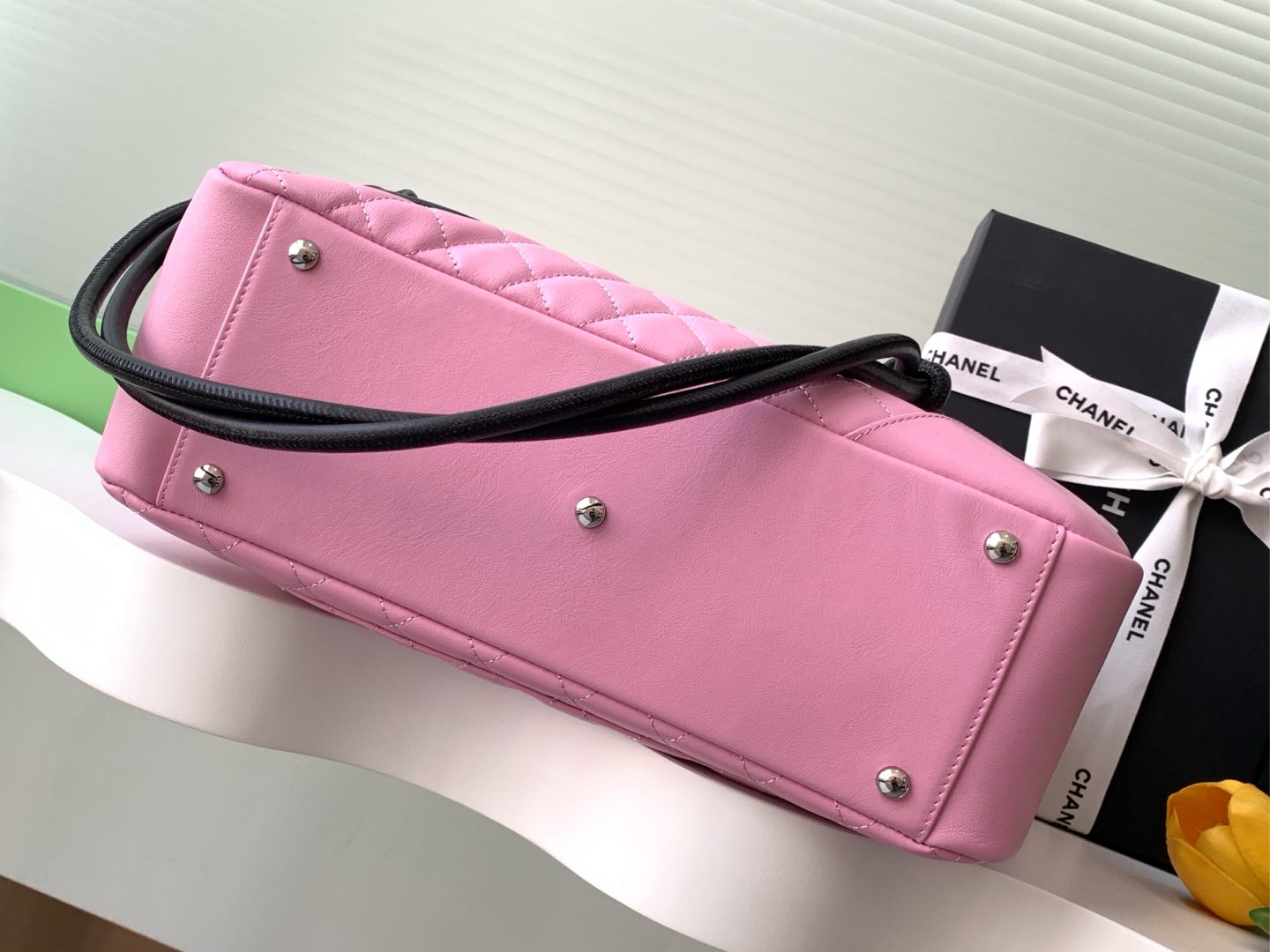 Bolsa de aeropuerto Chanel Kang Peng ¡Rosa con panda negro Bolsa de aeropuerto Kang Peng! La clásica combinación de colores blanco y negro del panda con una cadena y un estilo motero ¡es perfecta para viajar o trabajar todo el año! No quiero caer en la tentación, ¡pero es el bolso de aeropuerto Chanel Compass! Bolsa de aeropuerto con solapa Kang Peng en blanco y negro ojo brillante gran logotipo guapo tipo bolsa de aeropuerto en el cuerpo aura de valor fresco paseo completo con el viento se puede cargar con ordenadores Oh belleza urbana por venir Talla 24-33-11- réplica de bolsos de alta calidad