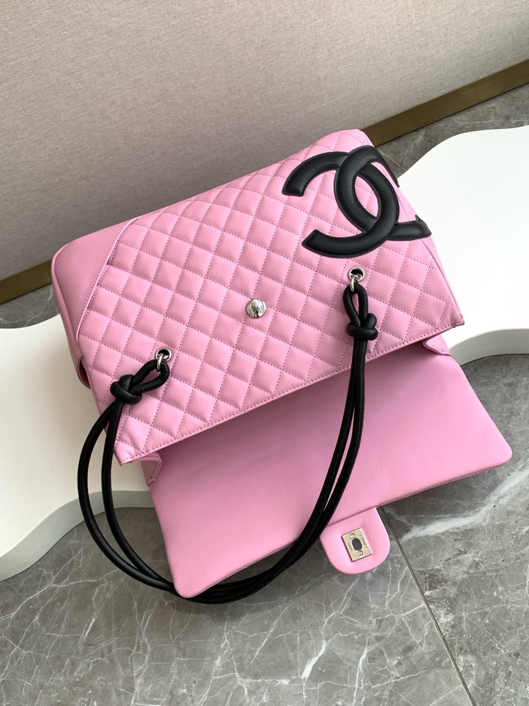 Bolsa Chanel Campen Airport Rosa com Bolsa Panda Campen Airport Preta! O esquema de cores clássico do panda preto e branco com uma corrente e um estilo motard é perfeito para viajar ou trabalhar durante todo o ano! Não quero sentir-me tentada, mas é a mala de aeroporto Chanel Compass! Preto e branco Kang Peng flap airport bag olho brilhante logotipo grande bonito airport bag tipo no corpo cool valour aura full walk with the wind pode ser carregado com computadores Oh urban beauty to come Tamanho 24-33-11- réplicas de bolsas de alta qualidade