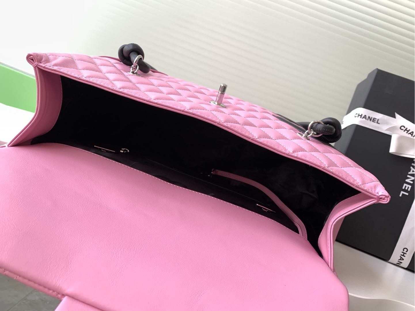 Bolsa Chanel Campen Airport Rosa com Bolsa Panda Campen Airport Preta! O esquema de cores clássico do panda preto e branco com uma corrente e um estilo motard é perfeito para viajar ou trabalhar durante todo o ano! Não quero sentir-me tentada, mas é a mala de aeroporto Chanel Compass! Preto e branco Kang Peng flap airport bag olho brilhante logotipo grande bonito airport bag tipo no corpo cool valour aura full walk with the wind pode ser carregado com computadores Oh urban beauty to come Tamanho 24-33-11- réplicas de bolsas de alta qualidade