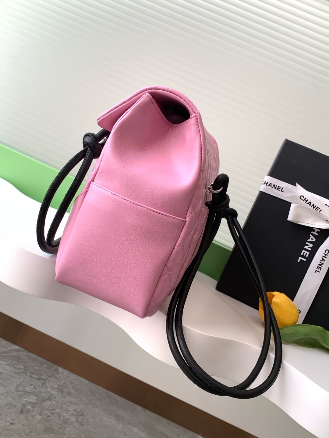 Bolsa de aeropuerto Chanel Kang Peng ¡Rosa con panda negro Bolsa de aeropuerto Kang Peng! La clásica combinación de colores blanco y negro del panda con una cadena y un estilo motero ¡es perfecta para viajar o trabajar todo el año! No quiero caer en la tentación, ¡pero es el bolso de aeropuerto Chanel Compass! Bolsa de aeropuerto con solapa Kang Peng en blanco y negro ojo brillante gran logotipo guapo tipo bolsa de aeropuerto en el cuerpo aura de valor fresco paseo completo con el viento se puede cargar con ordenadores Oh belleza urbana por venir Talla 24-33-11- réplica de bolsos de alta calidad