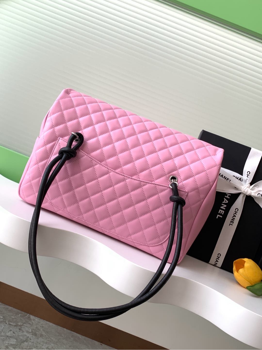 Chanel Kang Peng Airport Bag Pink with Black Panda Kang Peng Airport Bag ! La couleur classique du panda noir et blanc avec une chaîne et un style motard est parfaite pour voyager ou travailler tout au long de l'année ! Je ne veux pas être tentée mais c'est le sac d'aéroport Chanel Compass ! Noir et blanc Kang Peng rabat aéroport sac œil brillant grand logo beau sac aéroport type sur le corps cool vaura pleine marche avec le vent peut être chargé avec des ordinateurs Oh beauté urbaine à venir Taille 24-33-11- répliques de sacs à main de haute qualité.