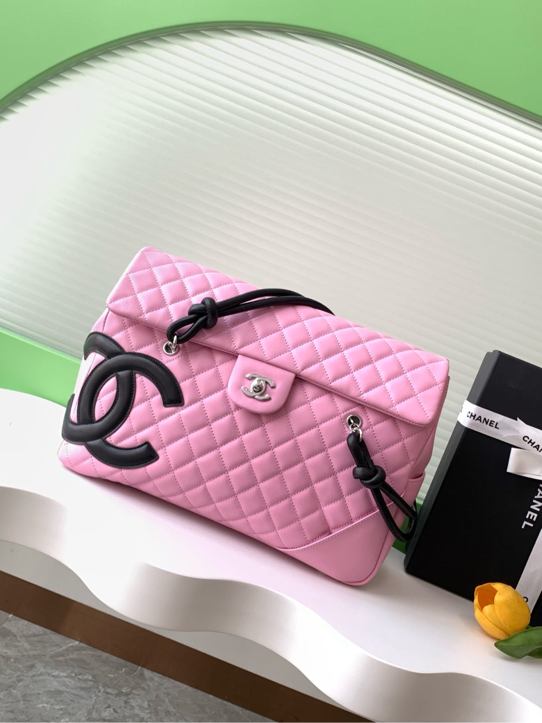 Chanel Kang Peng Airport Bag Pink with Black Panda Kang Peng Airport Bag ! La couleur classique du panda noir et blanc avec une chaîne et un style motard est parfaite pour voyager ou travailler tout au long de l'année ! Je ne veux pas être tentée mais c'est le sac d'aéroport Chanel Compass ! Noir et blanc Kang Peng rabat aéroport sac œil brillant grand logo beau sac aéroport type sur le corps cool vaura pleine marche avec le vent peut être chargé avec des ordinateurs Oh beauté urbaine à venir Taille 24-33-11- répliques de sacs à main de haute qualité.