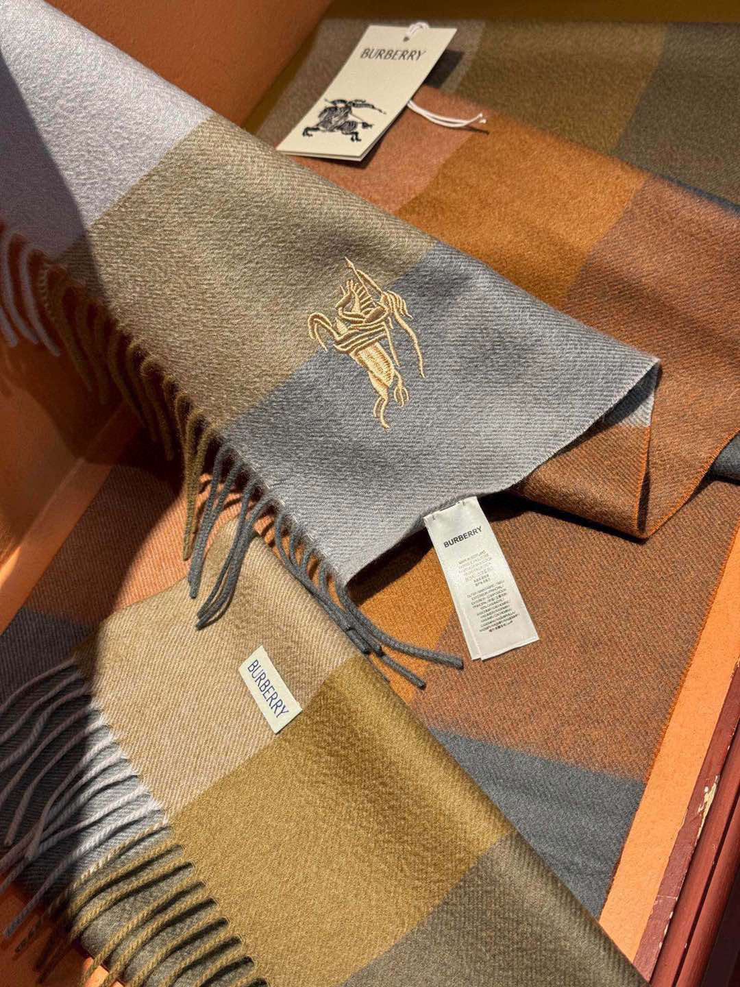 ¡P410 Burberry Nuevo - Parejas Bufanda de cachemira ❗️ La selección de las mejores fibras de cachemira lleva tiempo y esfuerzo y luego en remojo en agua de manantial limpia para limpiar las fibras de cachemira para darle una textura esponjosa única que es tan delicado al tacto utilizando un proceso de encogimiento de la luz para darle un lustre de la superficie lujosa y suave ❗️ Las ondulaciones del agua son realmente demasiado bueno para tocar como si fuera la piel de un bebé, suave y pegajosa y la sensación de la mano está llena de pelusa delicada ❗️ siempre ha sido un sinónimo de excelencia! ¡El precio es absolutamente 100 por ciento asequible ❗️ regalo para mantenerse a sí mismos son buenos! Absolutamente bueno ❗️ Especificaciones 32 * 180 cm Composición 100% cachemira