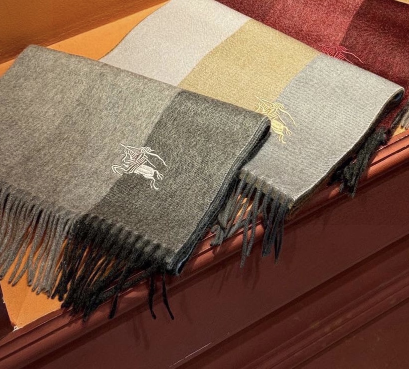 P410 ✔️ Burberry New - Couples Cashmere Scarf ❗️ La sélection des fibres de cachemire les plus fines est longue et laborieuse, puis trempées dans de l'eau de source propre pour que les fibres de cachemire présentent une texture duveteuse unique, si délicate au toucher, et l'utilisation d'une technologie de rétrécissement léger est le seul moyen d'obtenir une surface luxueuse et douce ❗️ Les ondulations de l'eau sont vraiment merveilleuses, et le toucher ressemble à la peau d'un bébé, douce, collante, collante, et au toucher de la main, pleine de peluches délicates ❗️ a toujours été un synonyme d'excellence ! Le prix est absolument 100 pour cent abordable ❗️ cadeau pour garder eux-mêmes sont bons ! Absolument bonne marchandise ❗️ Spécifications 32 * 180 cm composition 100% cachemire