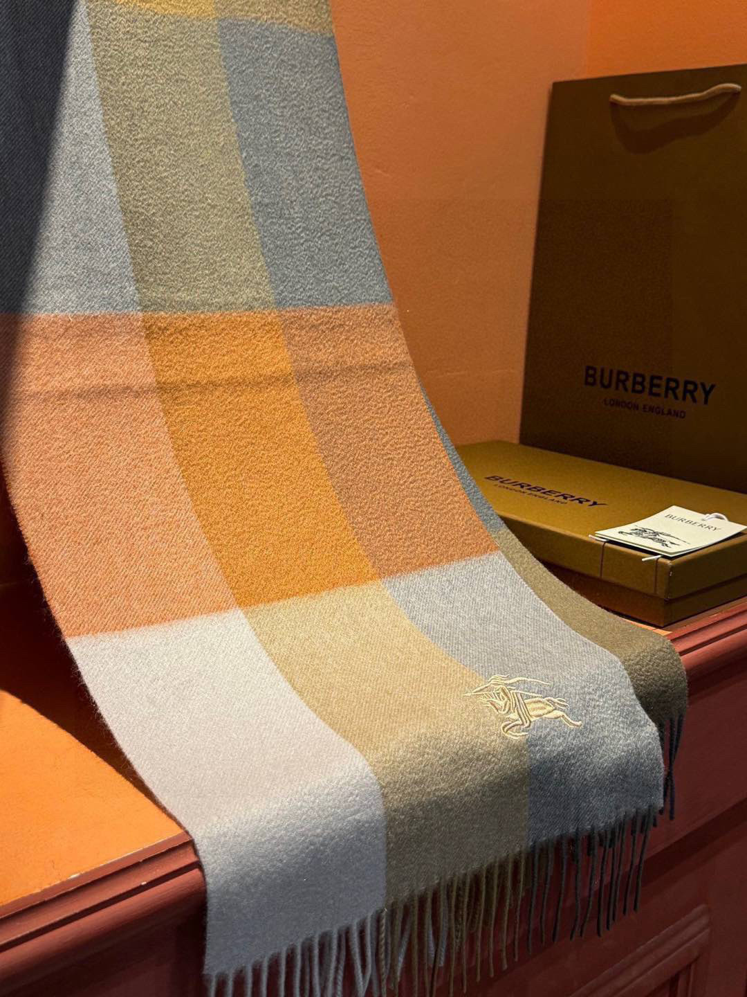 ¡P410 Burberry Nuevo - Parejas Bufanda de cachemira ❗️ La selección de las mejores fibras de cachemira lleva tiempo y esfuerzo y luego en remojo en agua de manantial limpia para limpiar las fibras de cachemira para darle una textura esponjosa única que es tan delicado al tacto utilizando un proceso de encogimiento de la luz para darle un lustre de la superficie lujosa y suave ❗️ Las ondulaciones del agua son realmente demasiado bueno para tocar como si fuera la piel de un bebé, suave y pegajosa y la sensación de la mano está llena de pelusa delicada ❗️ siempre ha sido un sinónimo de excelencia! ¡El precio es absolutamente 100 por ciento asequible ❗️ regalo para mantenerse a sí mismos son buenos! Absolutamente bueno ❗️ Especificaciones 32 * 180 cm Composición 100% cachemira