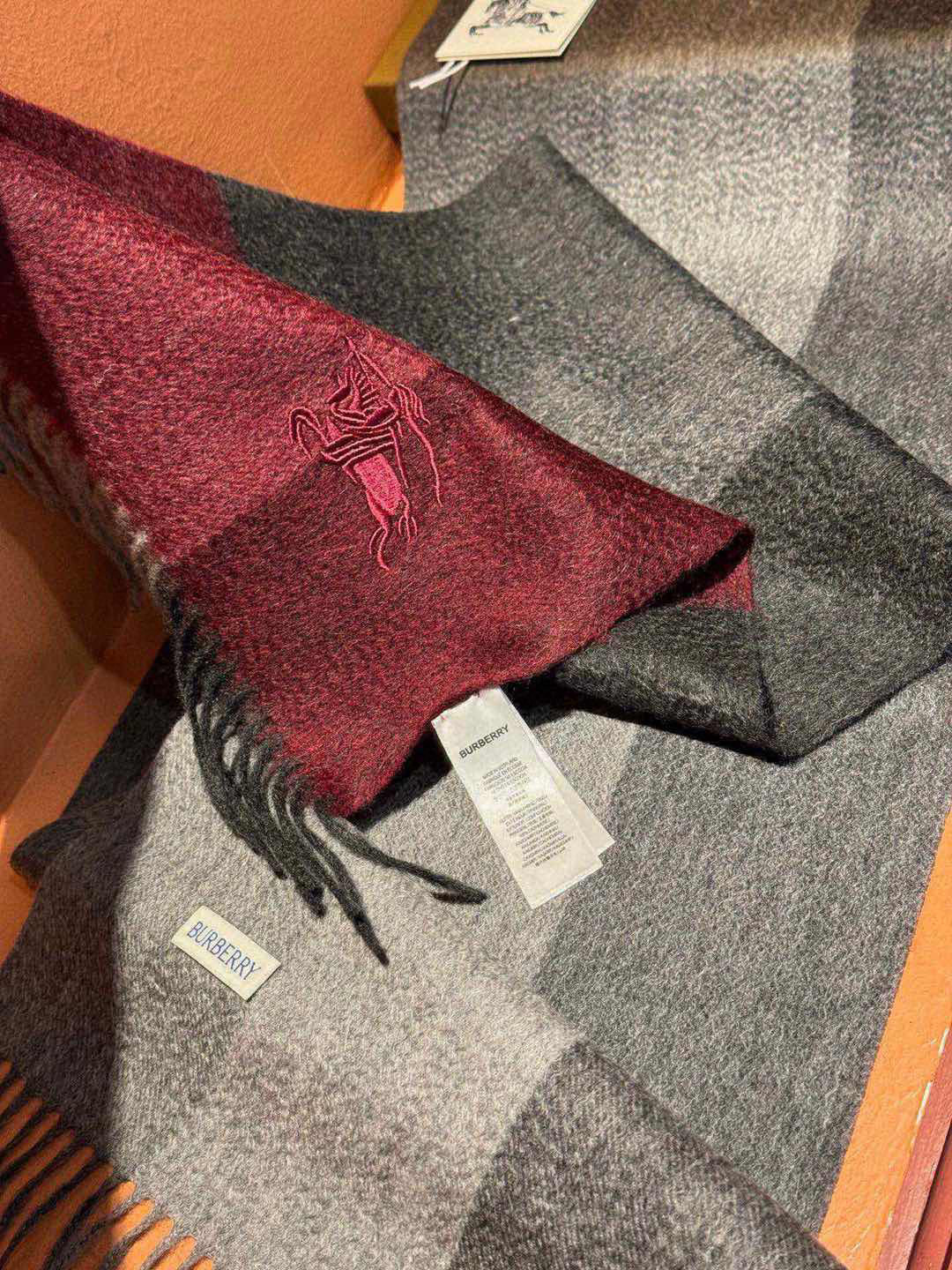 P410 ✔️ Burberry New - Couples Cashmere Scarf ❗️ La sélection des fibres de cachemire les plus fines est longue et laborieuse, puis trempées dans de l'eau de source propre pour que les fibres de cachemire présentent une texture duveteuse unique, si délicate au toucher, et l'utilisation d'une technologie de rétrécissement léger est le seul moyen d'obtenir une surface luxueuse et douce ❗️ Les ondulations de l'eau sont vraiment merveilleuses, et le toucher ressemble à la peau d'un bébé, douce, collante, collante, et au toucher de la main, pleine de peluches délicates ❗️ a toujours été un synonyme d'excellence ! Le prix est absolument 100 pour cent abordable ❗️ cadeau pour garder eux-mêmes sont bons ! Absolument bonne marchandise ❗️ Spécifications 32 * 180 cm composition 100% cachemire